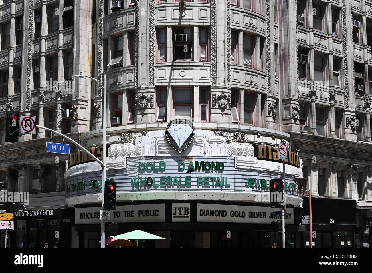 LOS ANGELES, CALIFORNIA - 30 LUGLIO 2025: Negozio JTB God and Diamond nel Jewelry District del centro di Los Angeles. Foto Stock