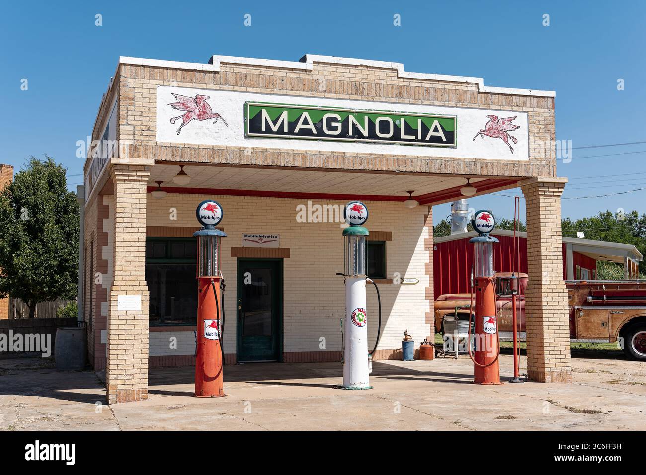 Shamrock, Texas - 19 settembre 2021: La stazione di servizio Magnolia vintage del 1929 è un'attrazione a lato della strada, appena fuori dalla Route 66, con alimentazione per gravità Foto Stock