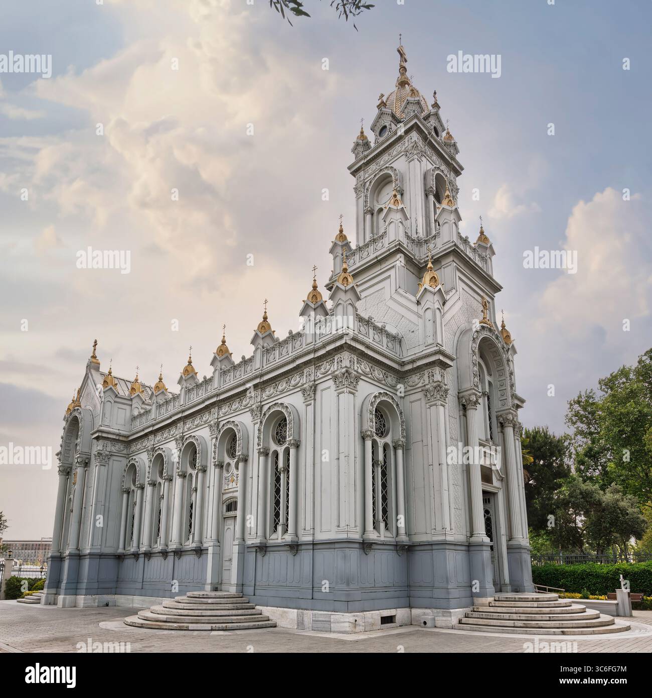 Chiesa bulgara di Santo Stefano, detta anche Chiesa di ferro, a Istanbul, Turchia. Vista dettagliata dell'architettura in ghisa bianca ornata con cupole dorate e incroci contro un cielo nuvoloso Foto Stock