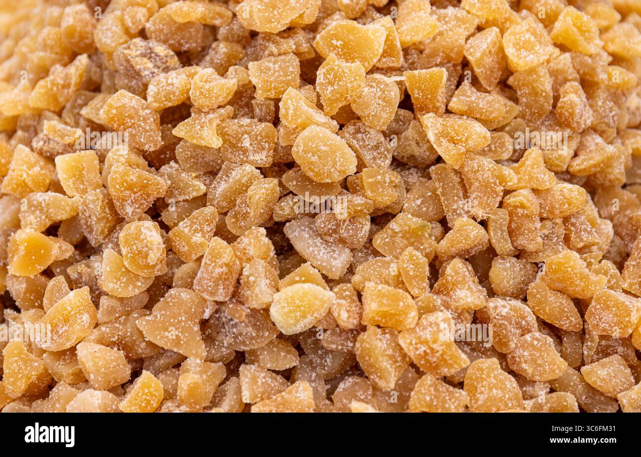 Zenzero secco zuccherato offerto in una bancarella Foto Stock