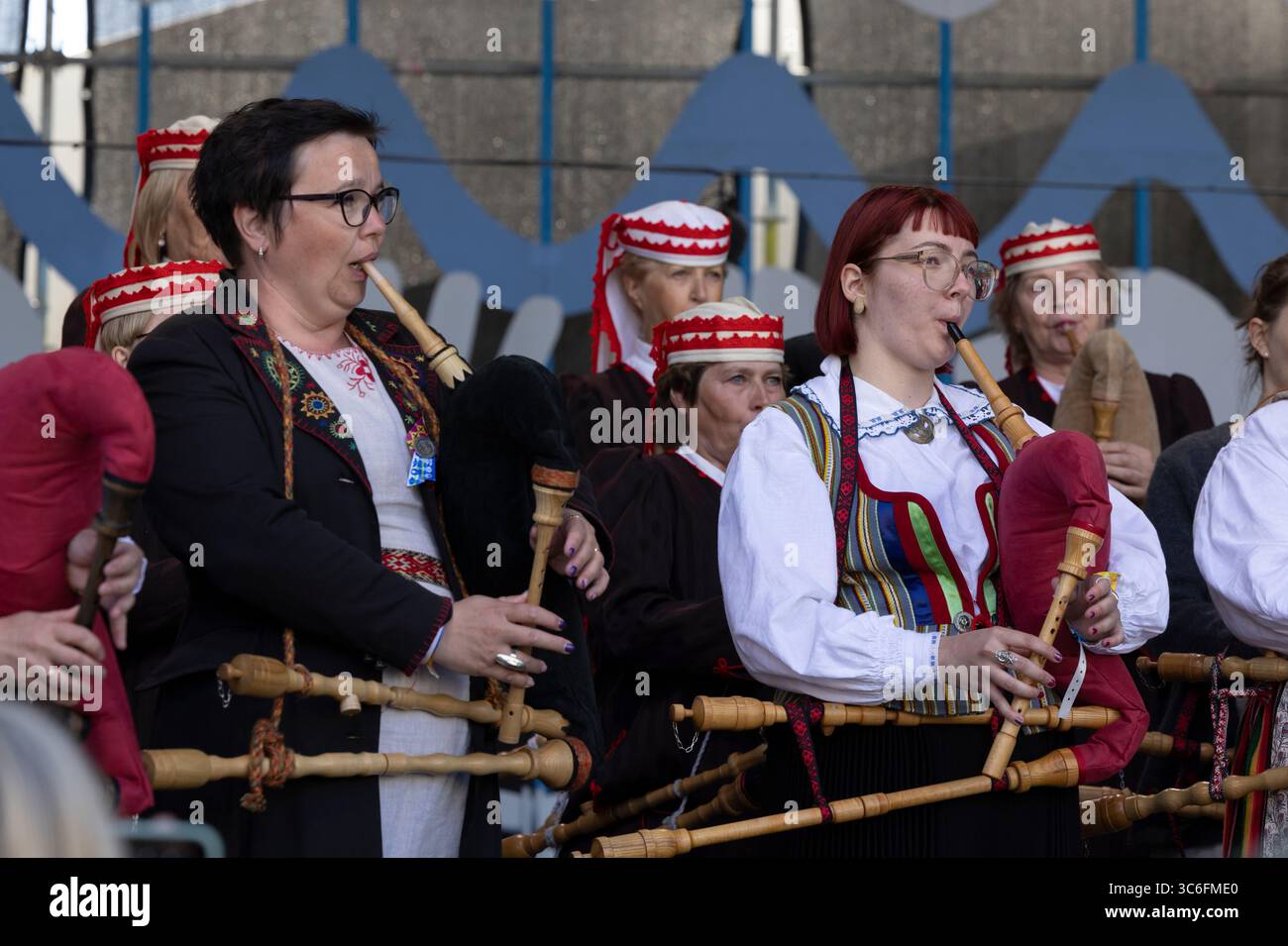 Tallinn, estonia, 4 luglio 2025: Ballerini popolari estoni che praticano i loro passi Foto Stock
