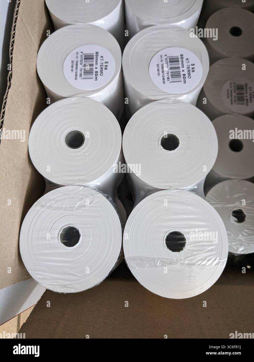 Rotoli di ricambio per stampante termica per la stampa di ricevute impilati in confezioni bianche Foto Stock