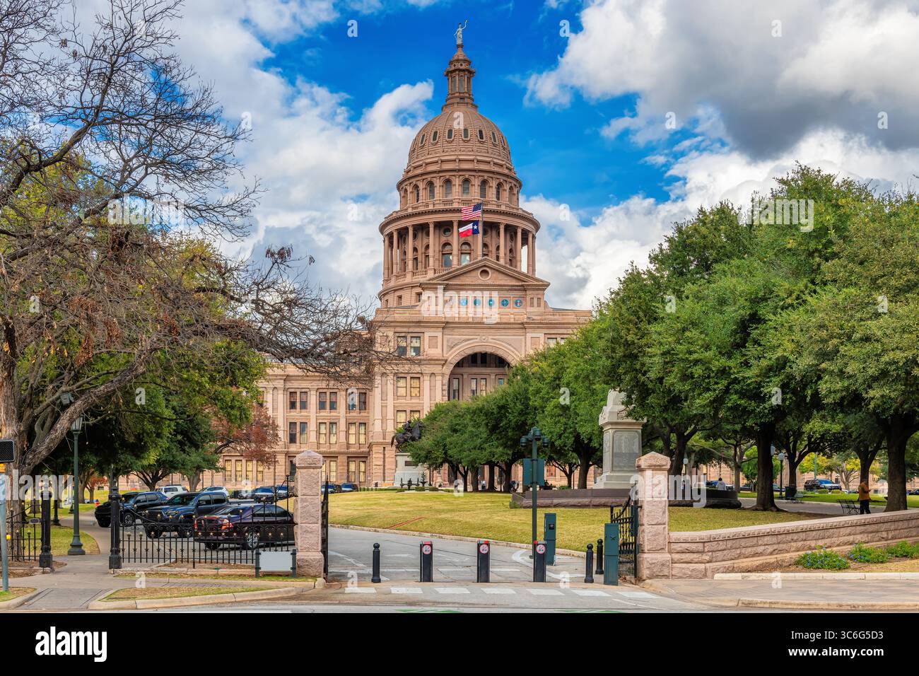 Il palazzo del governo dello stato del Texas in autunno ad Austin, Texas, Stati Uniti. Foto Stock