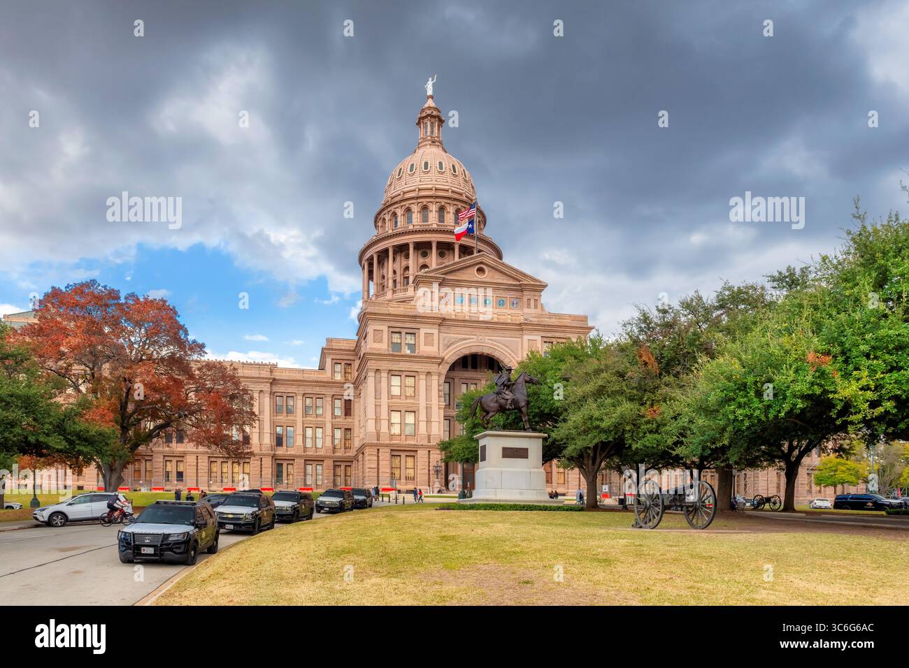 Il palazzo del governo dello stato del Texas in autunno ad Austin, Texas, Stati Uniti. Foto Stock