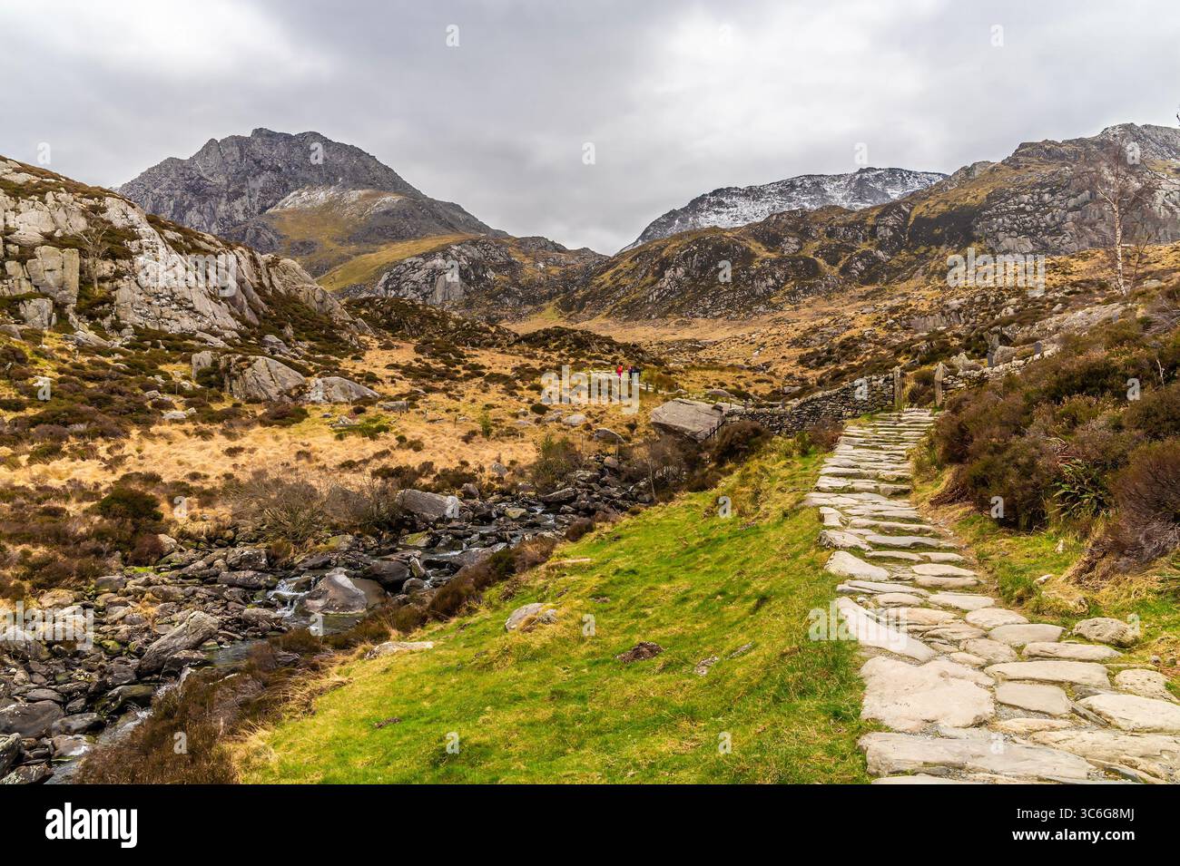 Una vista sul sentiero che porta al lago Idwal in Snowdonia, Galles in primavera Foto Stock