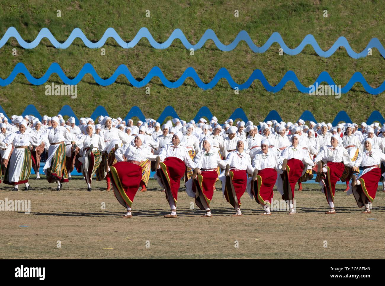 Tallinn, estonia, 4 luglio 2025: Ballerini popolari estoni che praticano i loro passi Foto Stock