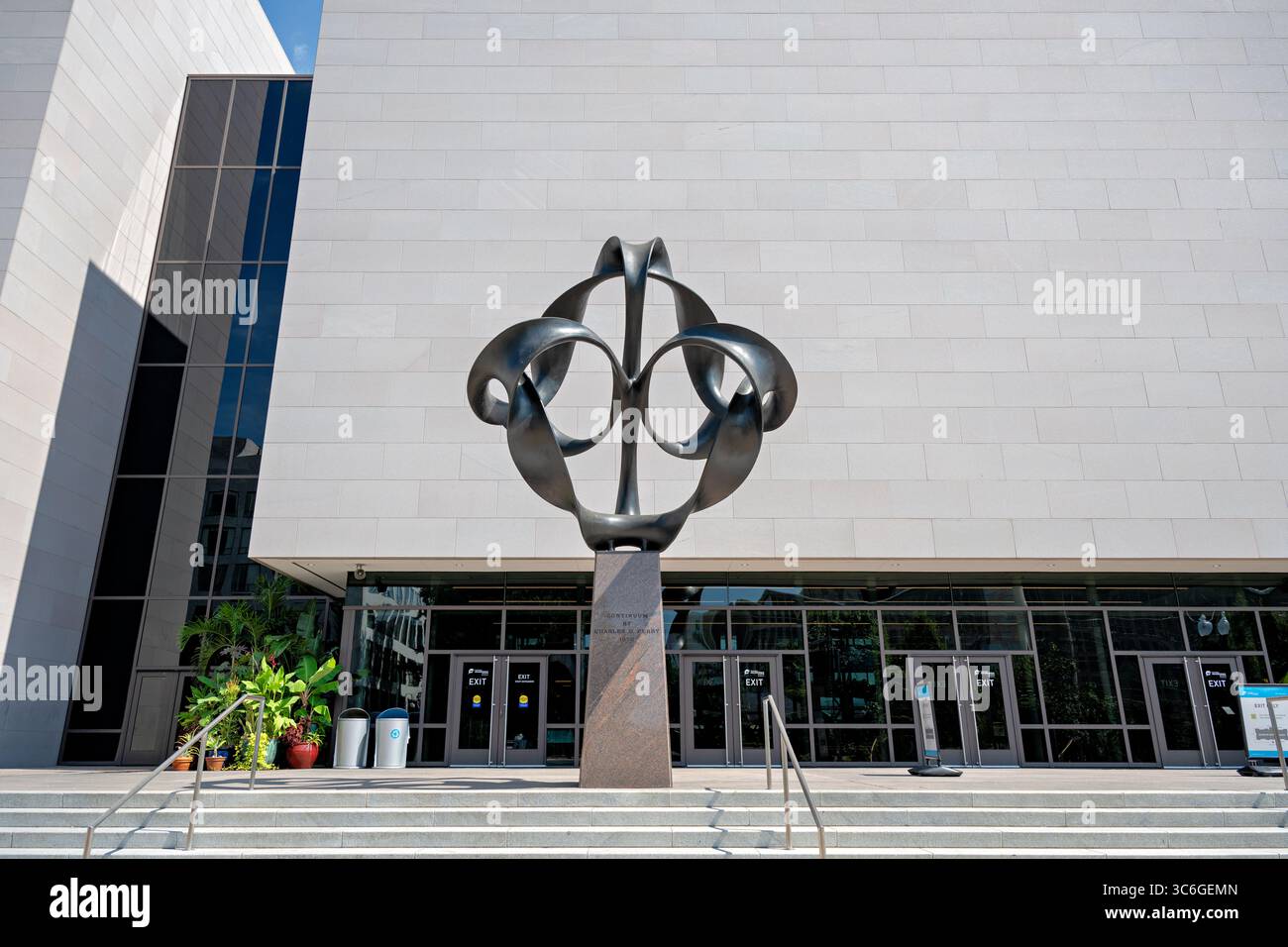 WASHINGTON DC - la scultura Continuum di Charles O. Perry è un'opera d'arte in bronzo alta 4 metri che esplora il concetto matematico della striscia di Möbius, posizionata all'ingresso di Independence Avenue del National Air and Space Museum. Perry ha progettato la scultura di 9.000 libbre con otto pezzi di bronzo separati montati su una base di granito, utilizzando un rivestimento in cera nera per creare un netto contrasto con l'esterno del museo. La scultura è stata commissionata appositamente per l'apertura bicentenaria del museo il 1 luglio 1976, quando il presidente Gerald Ford presiedette le cerimonie che includevano un taglio del nastro Foto Stock