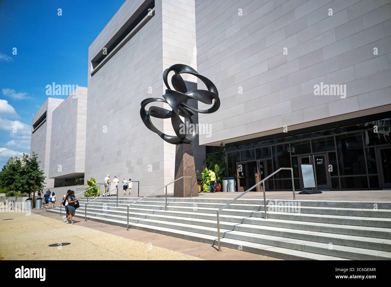 WASHINGTON DC - la scultura Continuum di Charles O. Perry è un'opera d'arte in bronzo alta 4 metri che esplora il concetto matematico della striscia di Möbius, posizionata all'ingresso di Independence Avenue del National Air and Space Museum. Perry ha progettato la scultura di 9.000 libbre con otto pezzi di bronzo separati montati su una base di granito, utilizzando un rivestimento in cera nera per creare un netto contrasto con l'esterno del museo. La scultura è stata commissionata appositamente per l'apertura bicentenaria del museo il 1 luglio 1976, quando il presidente Gerald Ford presiedette le cerimonie che includevano un taglio del nastro Foto Stock