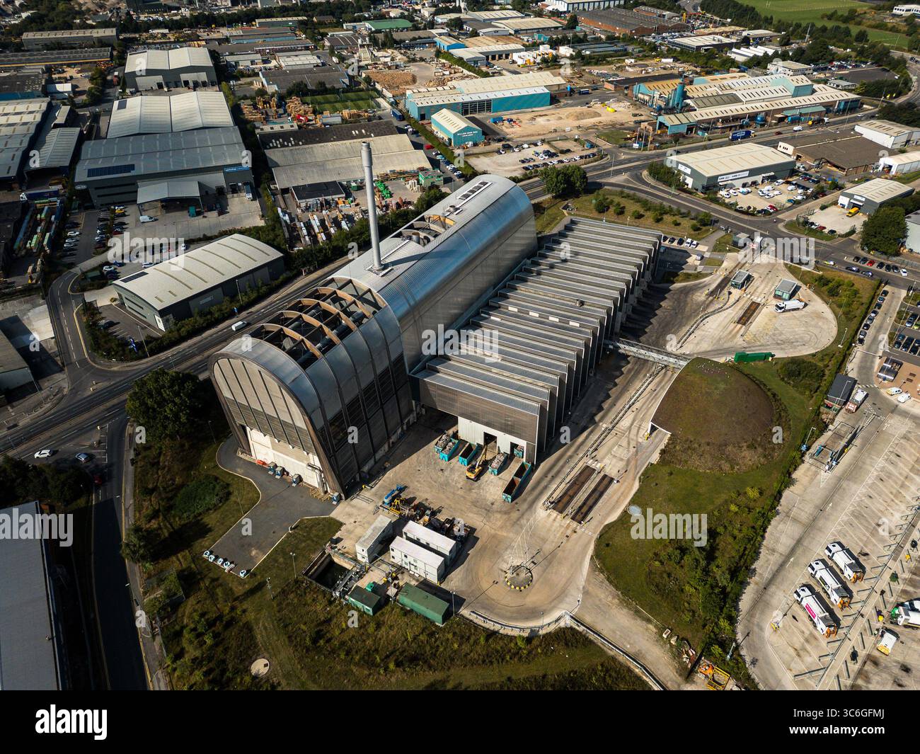 Fotografia drone di Leeds Recycling and Energy Recovery Faciility (RERF) nel West Yorkshire. Distintiva struttura ad arco in legno e acciaio progettata da Foto Stock