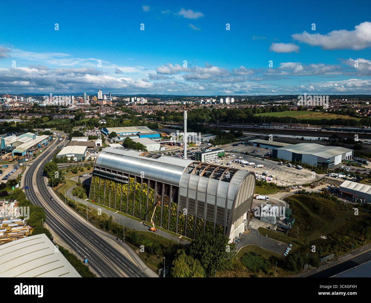 Fotografia drone di Leeds Recycling and Energy Recovery Faciility (RERF) nel West Yorkshire. Distintiva struttura ad arco in legno e acciaio progettata da Foto Stock