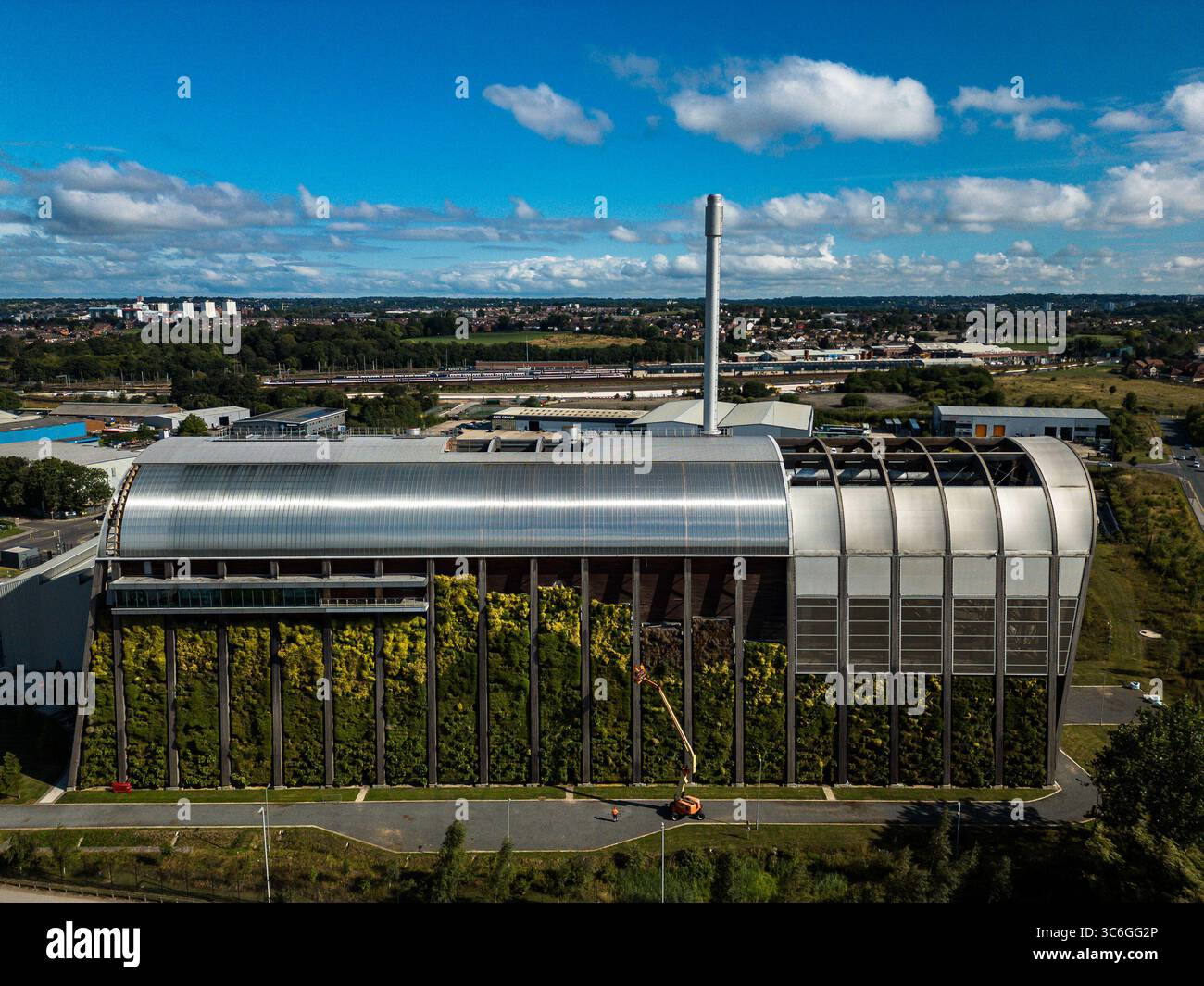 Fotografia drone di Leeds Recycling and Energy Recovery Faciility (RERF) nel West Yorkshire. Distintiva struttura ad arco in legno e acciaio progettata da Foto Stock