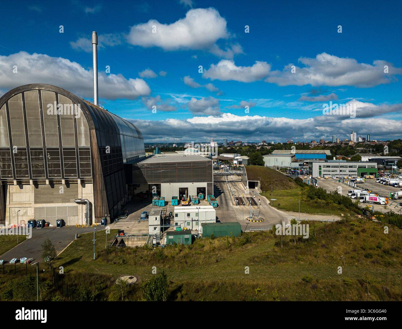Fotografia drone di Leeds Recycling and Energy Recovery Faciility (RERF) nel West Yorkshire. Distintiva struttura ad arco in legno e acciaio progettata da Foto Stock