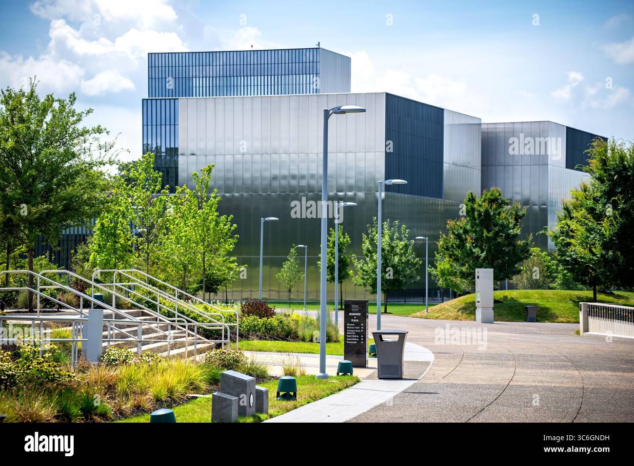 FORT BELVOIR, Virginia - il National Museum of the United States Army è il primo museo completo a raccontare l'intera storia dell'esercito degli Stati Uniti dalla sua istituzione nel 1775. Situato su 84 acri a Fort Belvoir in Virginia, l'edificio principale di 185 000 metri quadrati ospita manufatti, documenti, immagini e opere d'arte che mostrano il ruolo dell'esercito nella costruzione e nella difesa della nazione. Il museo, aperto al pubblico nel novembre 2020, presenta mostre coinvolgenti organizzate cronologicamente in gallerie che coprono i principali periodi della storia dell'esercito dall'epoca coloniale fino alla ricostruzione Foto Stock