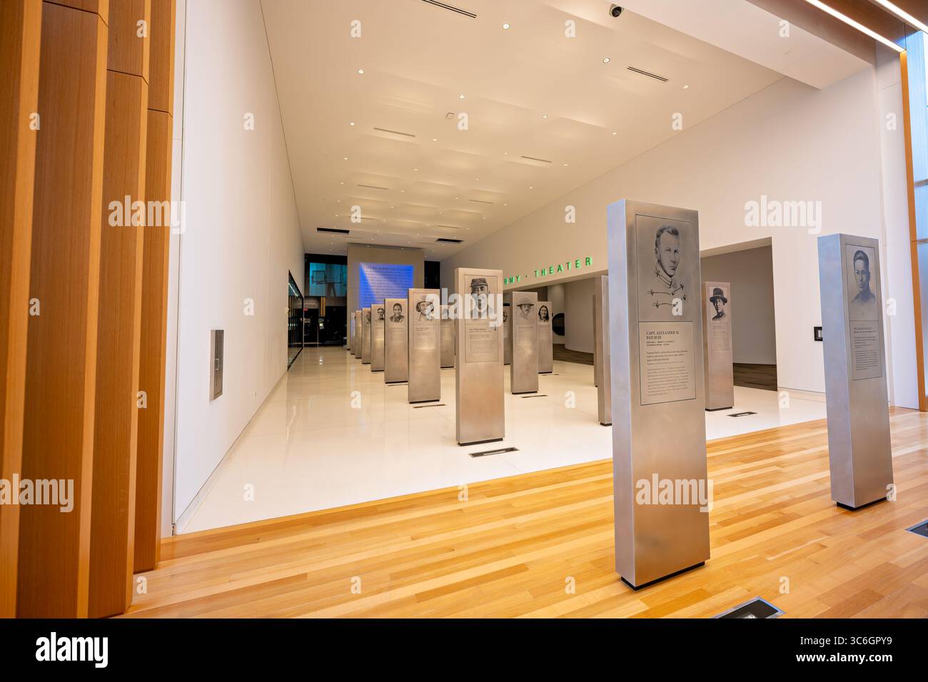 FORT BELVOIR, Virginia - la Soldiers' Stories Gallery del National Museum of the United States Army presenta piloni indipendenti che mostrano immagini incise dei volti dei soldati insieme a informazioni biografiche. Ogni pilone presenta resoconti personali di uomini e donne comuni che hanno servito durante vari conflitti nella storia militare americana. Il National Museum of the United States Army, aperto nel 2020, è il museo ufficiale dell'esercito degli Stati Uniti. Il museo racconta oltre 245 anni di storia dell'esercito attraverso mostre interattive, manufatti e storie personali che spaziano dal Foto Stock