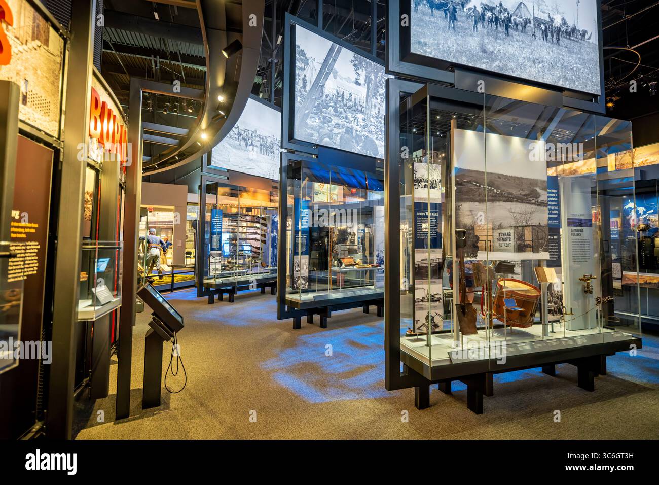 FORT BELVOIR, Virginia - il National Museum of the United States Army è il primo museo completo a raccontare l'intera storia dell'esercito degli Stati Uniti dalla sua istituzione nel 1775. Situato su 84 acri a Fort Belvoir in Virginia, l'edificio principale di 185 000 metri quadrati ospita manufatti, documenti, immagini e opere d'arte che mostrano il ruolo dell'esercito nella costruzione e nella difesa della nazione. Il museo, aperto al pubblico nel novembre 2020, presenta mostre coinvolgenti organizzate cronologicamente in gallerie che coprono i principali periodi della storia dell'esercito dall'epoca coloniale fino alla ricostruzione Foto Stock