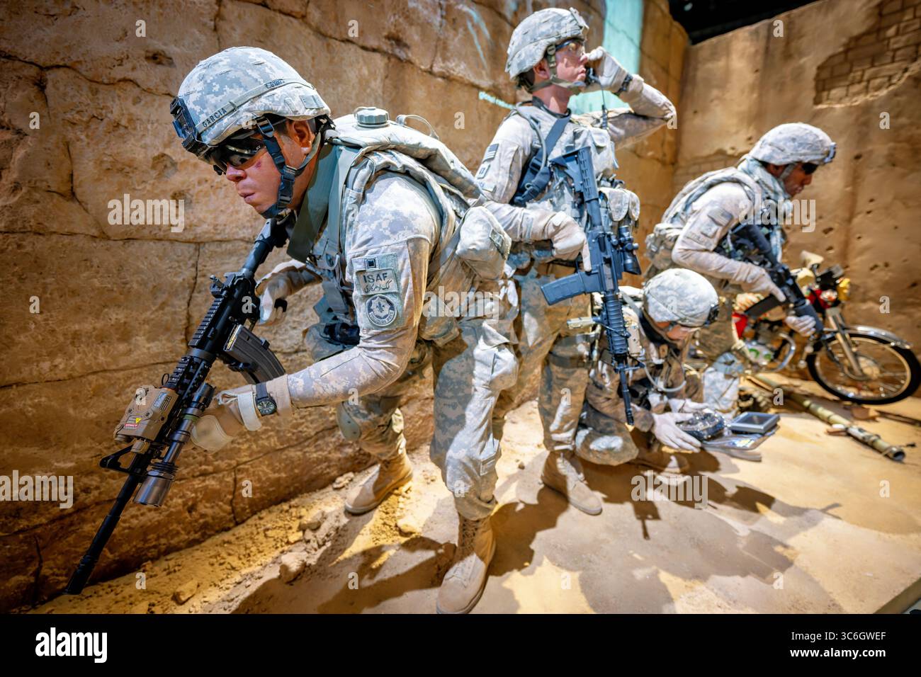FORT BELVOIR, Virginia - la Changing World Gallery del Museo Nazionale dell'esercito degli Stati Uniti espone mostre che documentano le operazioni militari moderne, tra cui una sezione "Early Morning RAID" con soldati del 2d Cavalry Regiment che si preparano a razziare la casa di un corriere motociclistico talibano nell'agosto 2010. La mostra mostra mostra l'evoluzione della tecnologia militare, evidenziando l'uso di robot MARCbot per rilevare ordigni esplosivi improvvisati e veicoli aerei senza equipaggio per raccogliere informazioni durante le operazioni in Afghanistan. Display aggiuntivi documentano la missione di mantenimento della pace Foto Stock