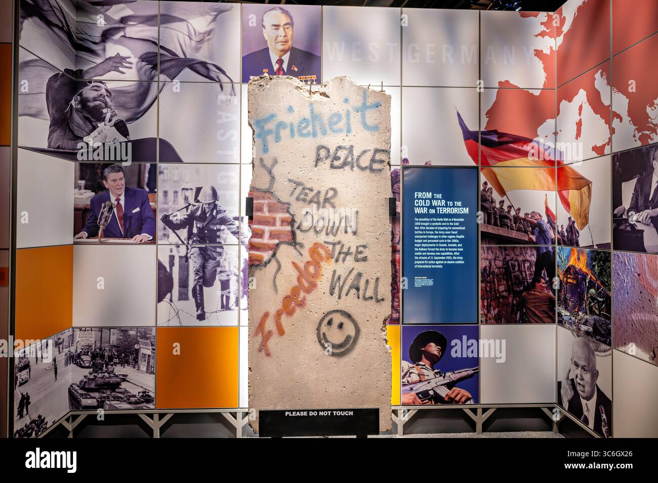 Sezione del Muro di Berlino recuperata da Potsdamer Platz al Museo Nazionale dell'Esercito degli Stati Uniti in Virginia | FORT BELVOIR, Virginia — Una sezione recuperata del Muro di Berlino, i cui graffiti sbiaditi recitano "Abbattete il Muro" e "Frieheit" (libertà), si trova al centro di una mostra sulla Guerra Fredda al Museo Nazionale dell'Esercito degli Stati Uniti. Gli ingegneri dell'esercito hanno rimosso questo segmento da Potsdamer Platz a Berlino nel 1989 dopo la caduta del muro, una barriera eretta per la prima volta dalle autorità della Germania Est nel 1961. Foto Stock