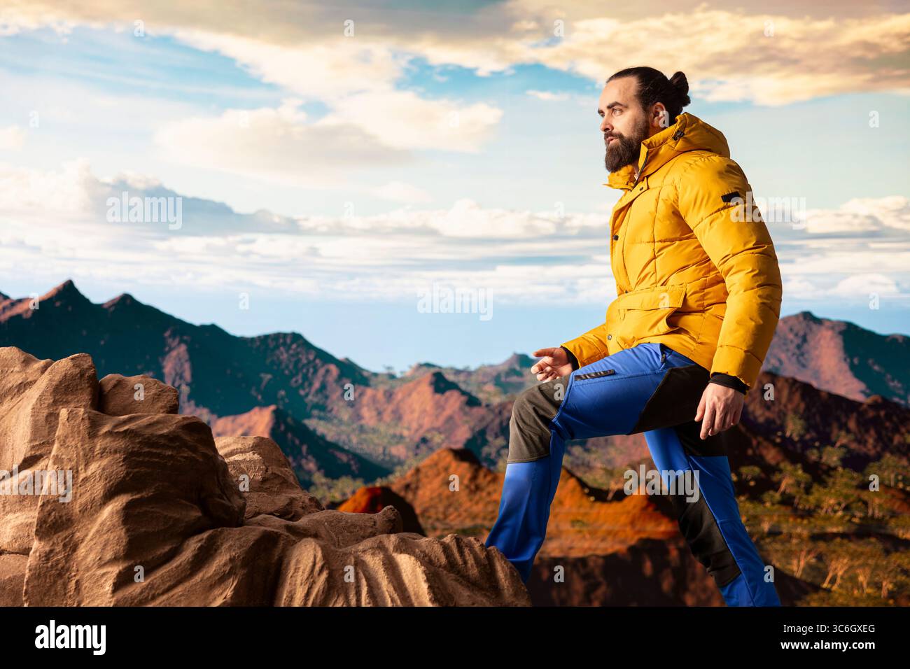 Ammira le spettacolari cime e nuvole delle montagne e ammira l'emozione dell'avventura e della perseveranza. Il viaggio rappresenta la forza e la crescita personale. Foto Stock