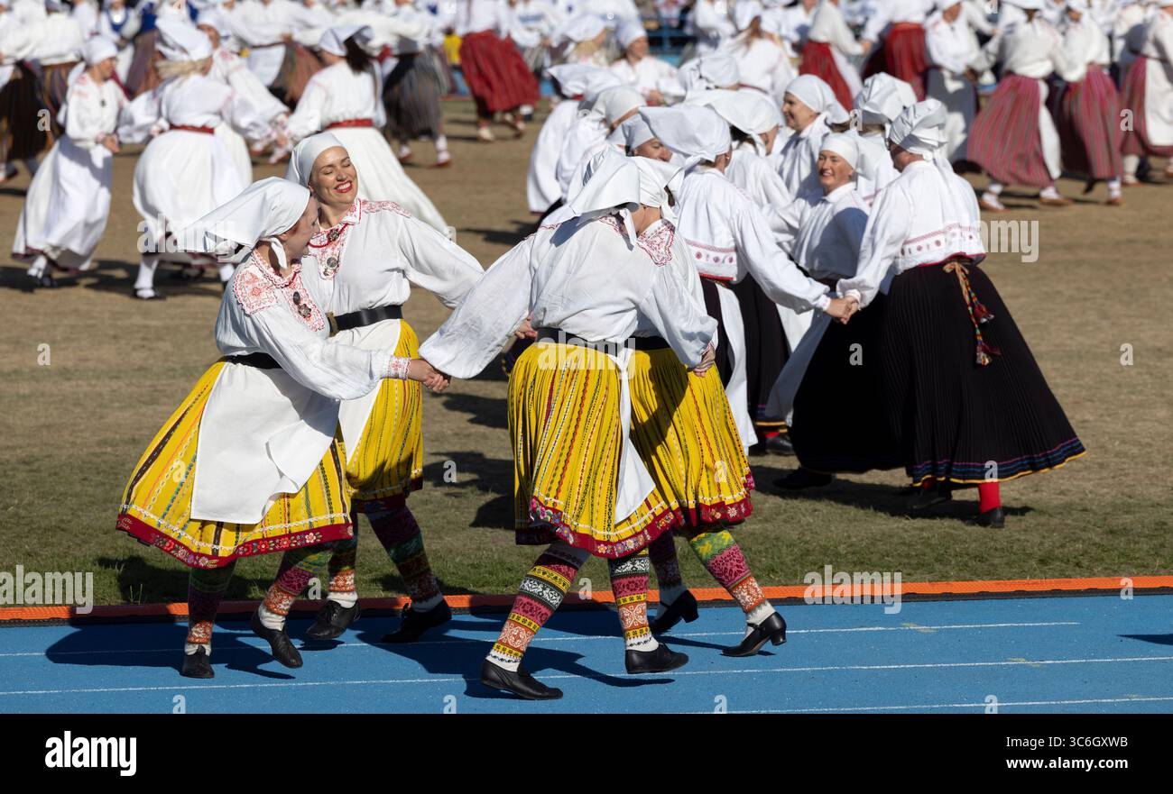 Tallinn, estonia, 4 luglio 2025: Ballerini popolari estoni che praticano i loro passi Foto Stock