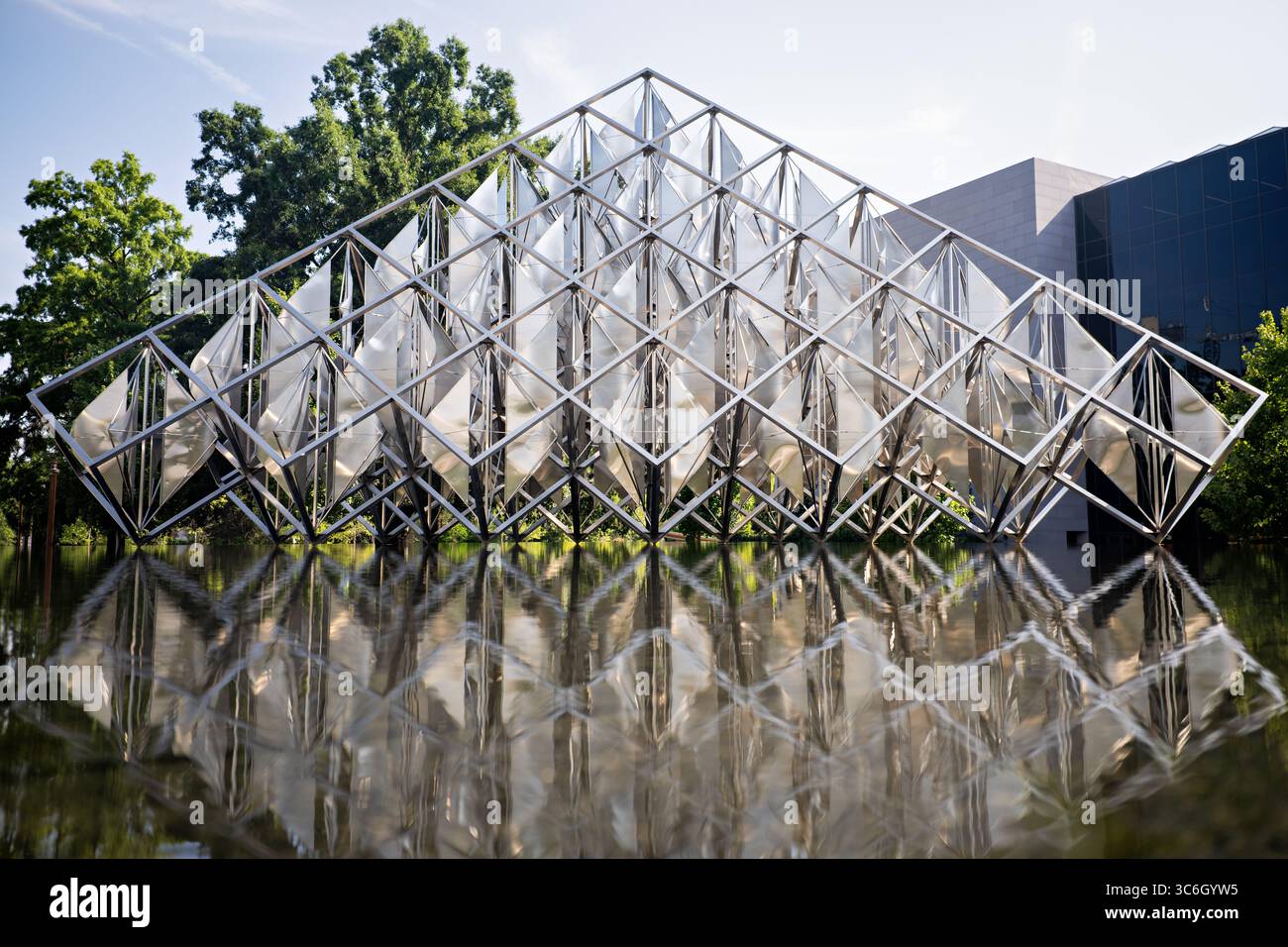WASHINGTON DC - Delta Solar, una scultura cinetica di 27 piedi dell'artista venezuelano Alejandro Otero, presenta vele triangolari rotanti all'interno di una struttura geometrica in acciaio inossidabile posizionata in una piscina riflettente. L'opera monumentale è stata dedicata il 29 giugno 1977 dal presidente venezuelano Carlos Andrés Pérez come dono bicentenario del Venezuela agli Stati Uniti durante un periodo di relazioni diplomatiche rafforzate alimentate dalla prosperità del boom petrolifero della nazione. Otero ha progettato la scultura per rendere omaggio sia alla tecnologia moderna che alle tradizioni di culto del sole indigene, con la formazione delta che fa riferimento Foto Stock