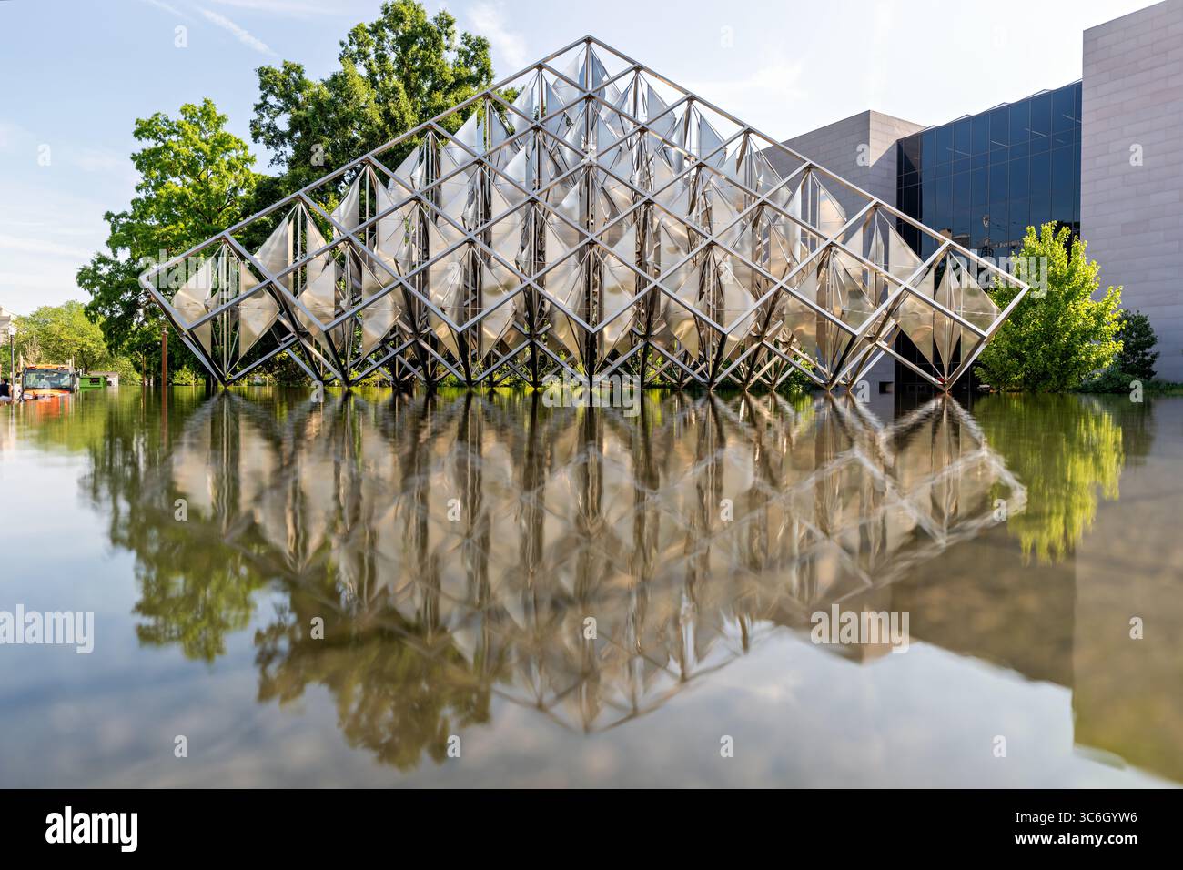 WASHINGTON DC - Delta Solar, una scultura cinetica di 27 piedi dell'artista venezuelano Alejandro Otero, presenta vele triangolari rotanti all'interno di una struttura geometrica in acciaio inossidabile posizionata in una piscina riflettente. L'opera monumentale è stata dedicata il 29 giugno 1977 dal presidente venezuelano Carlos Andrés Pérez come dono bicentenario del Venezuela agli Stati Uniti durante un periodo di relazioni diplomatiche rafforzate alimentate dalla prosperità del boom petrolifero della nazione. Otero ha progettato la scultura per rendere omaggio sia alla tecnologia moderna che alle tradizioni di culto del sole indigene, con la formazione delta che fa riferimento Foto Stock