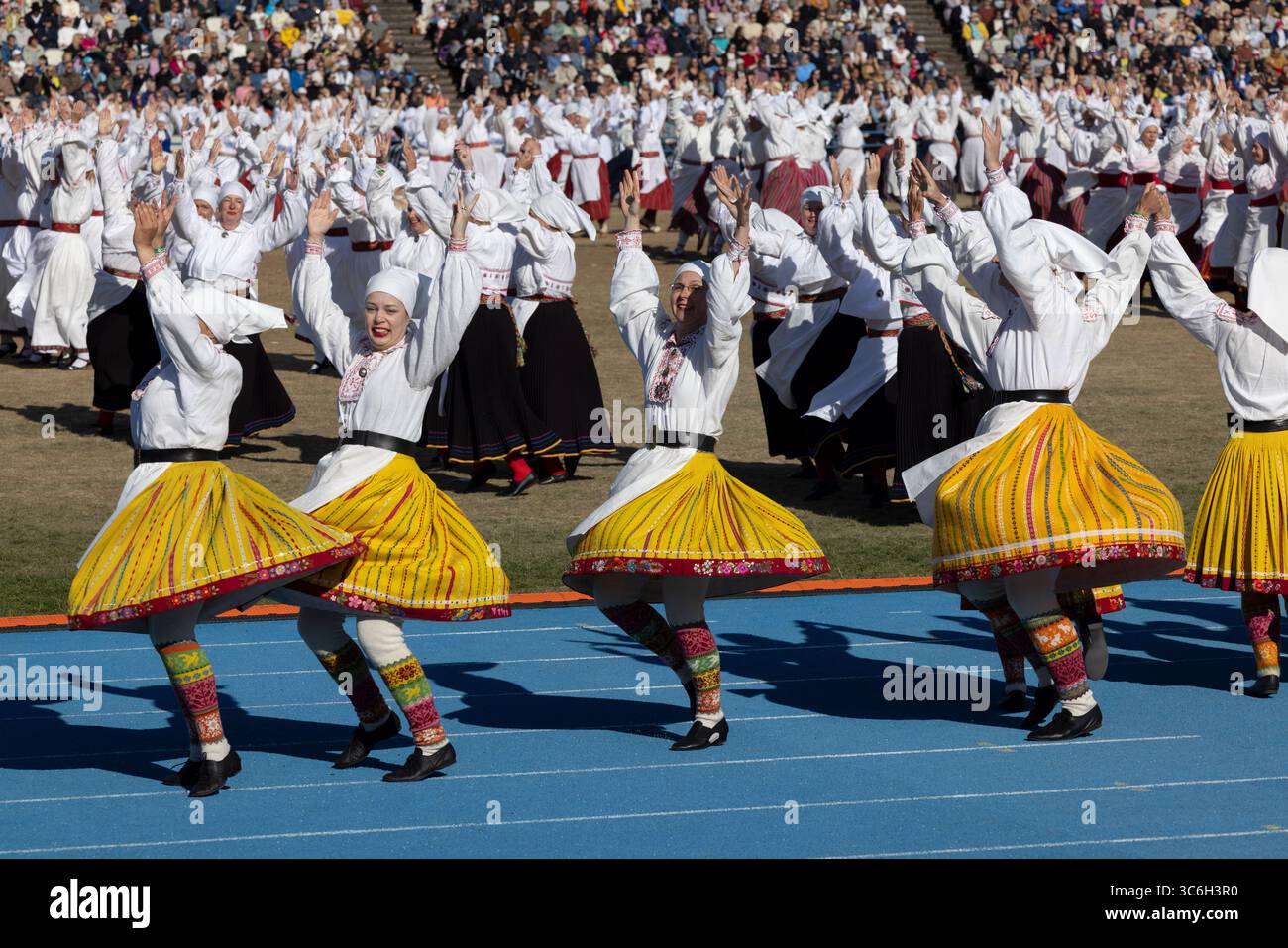 Tallinn, estonia, 4 luglio 2025: Ballerini popolari estoni che praticano i loro passi Foto Stock