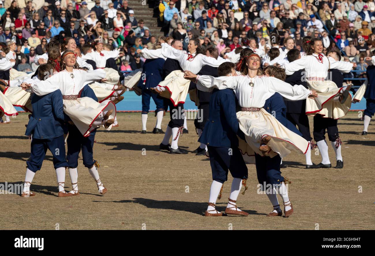 Tallinn, estonia, 4 luglio 2025: Ballerini popolari estoni che praticano i loro passi Foto Stock