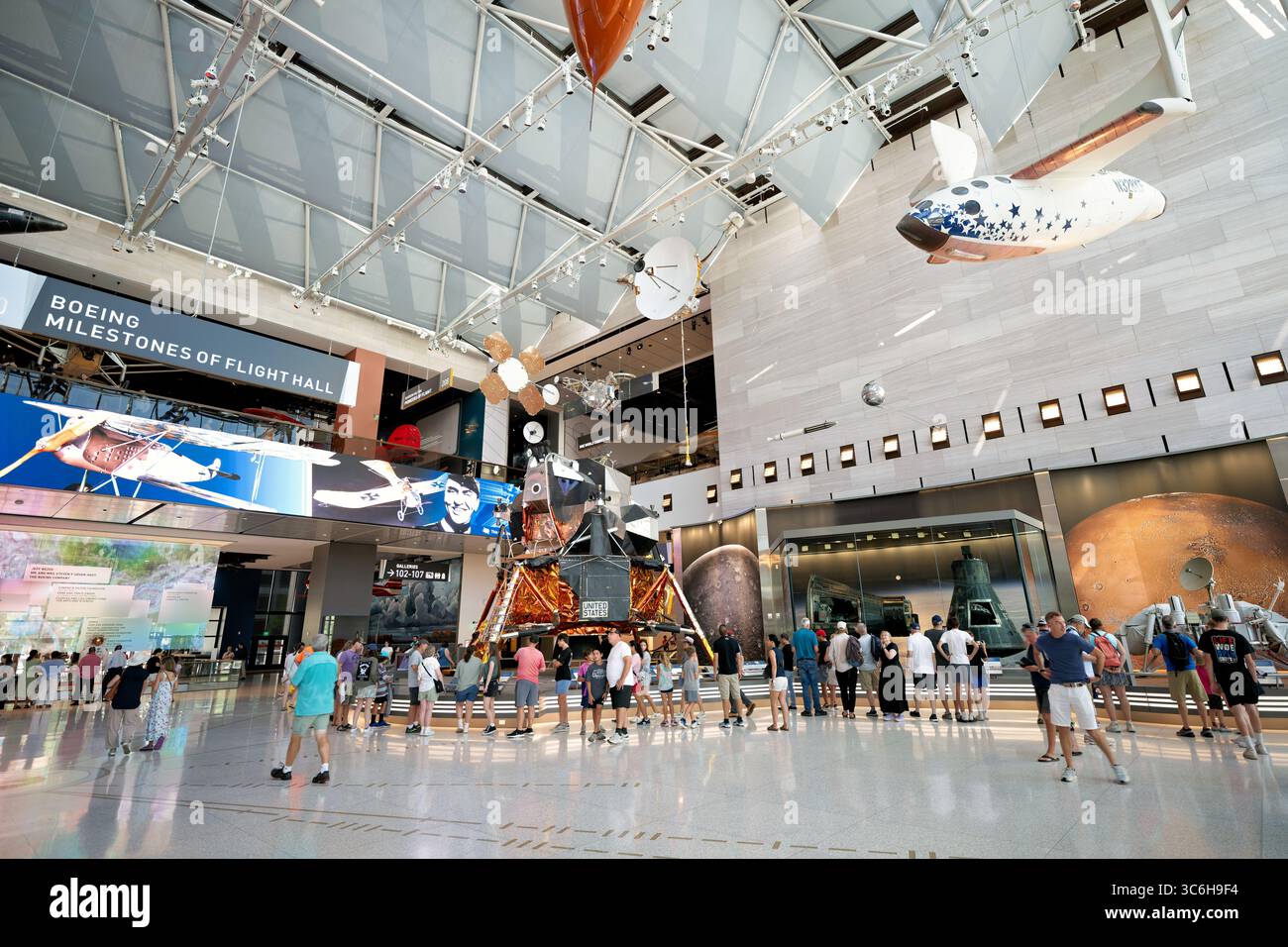 Inaugurato di recente, lo Smithsonian National Air and Space Museum di Washington DC. Questa parte del museo è stata riaperta nel luglio 2025 dopo importanti lavori di ristrutturazione e aggiornamento pluriennali. Foto Stock