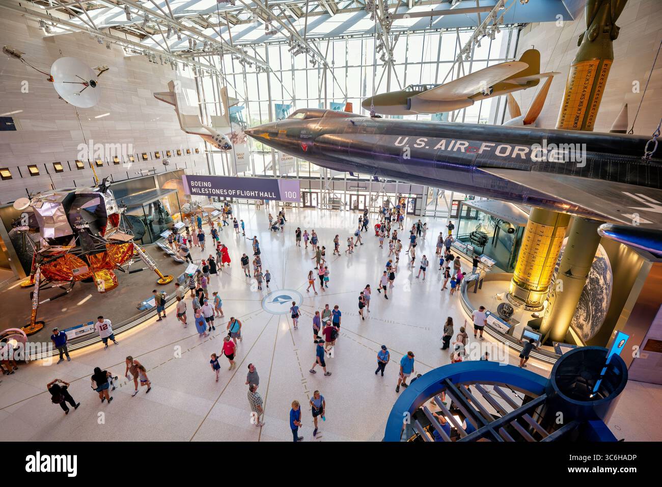 WASHINGTON DC - la Boeing Milestones of Flight Hall, recentemente rinnovata, espone aerei storici e veicoli spaziali allo Smithsonian National Air and Space Museum. La sala riaprì dopo estesi lavori di ristrutturazione per mostrare i risultati fondamentali nella storia dell'aviazione e dell'esplorazione spaziale. La Boeing Milestones of Flight Hall funge da galleria centrale del museo, con velivoli e veicoli spaziali che rappresentano momenti chiave nello sviluppo del volo. Lo Smithsonian National Air and Space Museum, fondato nel 1976, è il museo più visitato al mondo dedicato all'aviazione e all'esplorazione spaziale Foto Stock