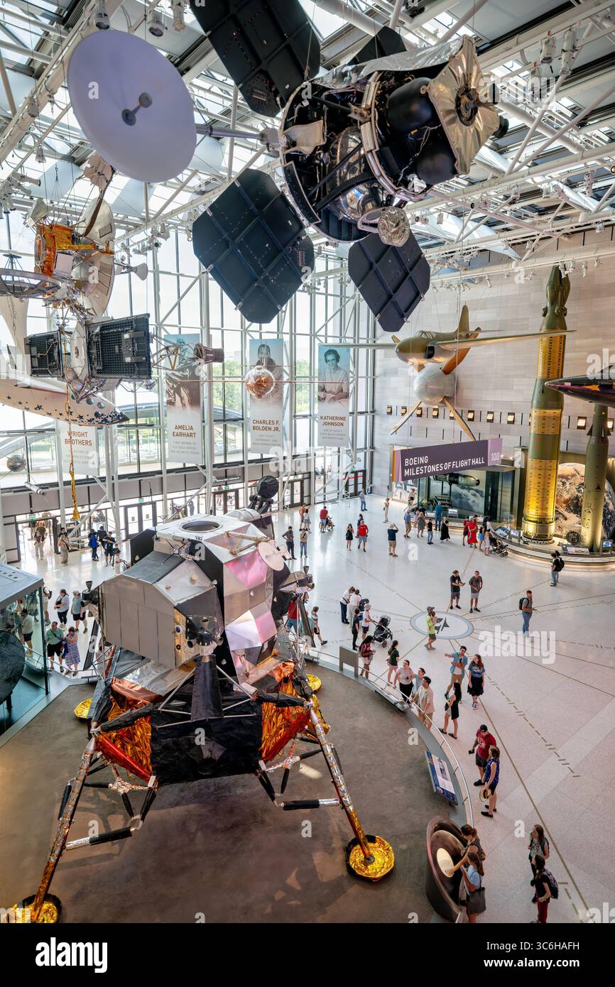 WASHINGTON DC - la Boeing Milestones of Flight Hall, recentemente rinnovata, espone aerei storici e veicoli spaziali allo Smithsonian National Air and Space Museum. La sala riaprì dopo estesi lavori di ristrutturazione per mostrare i risultati fondamentali nella storia dell'aviazione e dell'esplorazione spaziale. La Boeing Milestones of Flight Hall funge da galleria centrale del museo, con velivoli e veicoli spaziali che rappresentano momenti chiave nello sviluppo del volo. Lo Smithsonian National Air and Space Museum, fondato nel 1976, è il museo più visitato al mondo dedicato all'aviazione e all'esplorazione spaziale Foto Stock