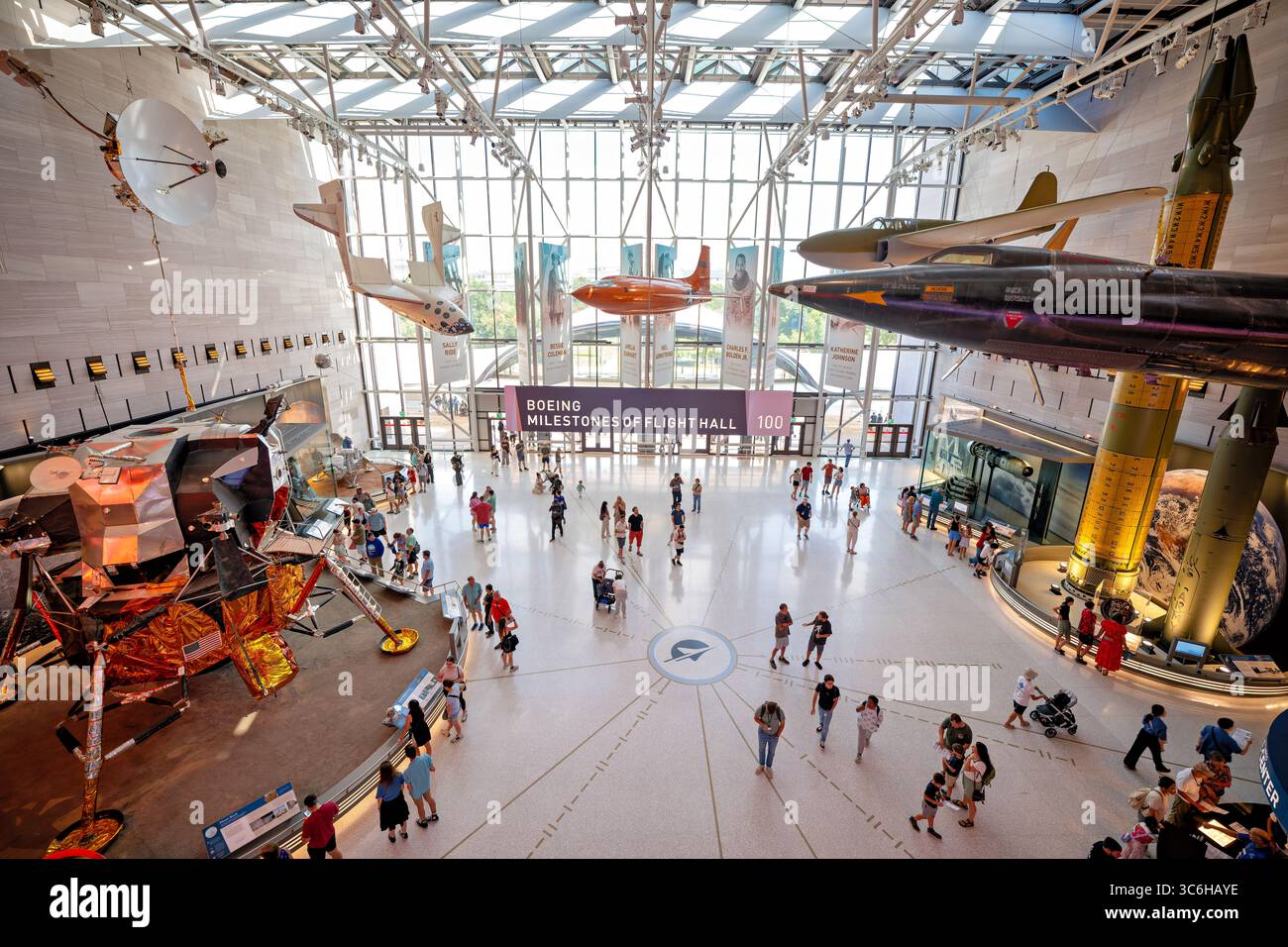 WASHINGTON DC - la Boeing Milestones of Flight Hall, recentemente rinnovata, espone aerei storici e veicoli spaziali allo Smithsonian National Air and Space Museum. La sala riaprì dopo estesi lavori di ristrutturazione per mostrare i risultati fondamentali nella storia dell'aviazione e dell'esplorazione spaziale. La Boeing Milestones of Flight Hall funge da galleria centrale del museo, con velivoli e veicoli spaziali che rappresentano momenti chiave nello sviluppo del volo. Lo Smithsonian National Air and Space Museum, fondato nel 1976, è il museo più visitato al mondo dedicato all'aviazione e all'esplorazione spaziale Foto Stock