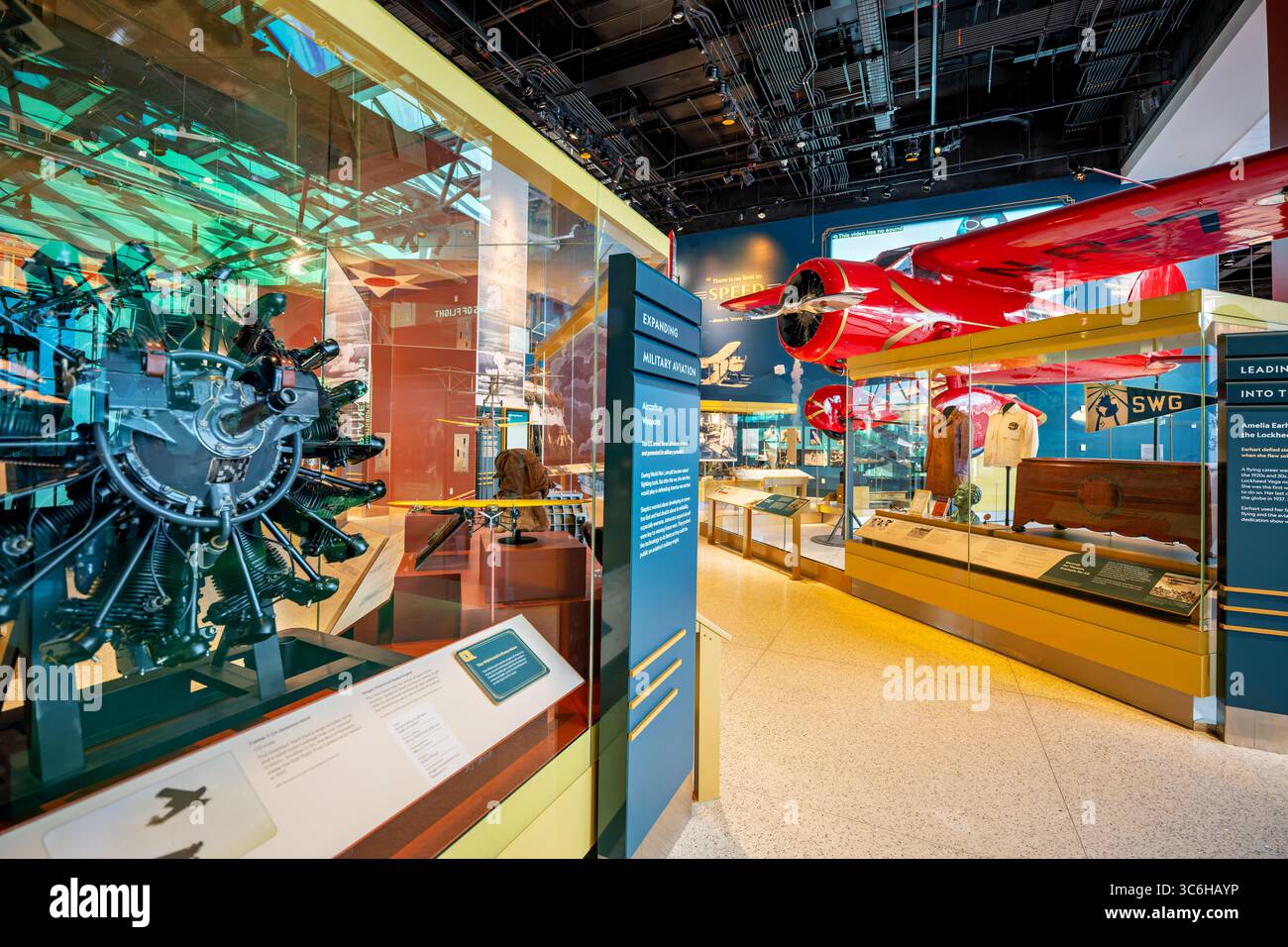 WASHINGTON DC - la mostra Barron Hilton Pioneers of Flight allo Smithsonian National Air and Space Museum esplora i pionieri dell'aviazione degli anni '1920 e '1930 che hanno superato i record e superato i confini tecnologici. La mostra esamina come questi pionieri dell'aviazione e della missilistica abbiano favorito una nuova cultura di "aeronavigabilità" che ha catturato l'immaginazione pubblica durante i primi decenni trasformisti dell'aviazione. Il National Air and Space Museum, fondato nel 1976, ospita la più grande collezione al mondo di aerei e veicoli spaziali storici. Il museo fa parte dello Smithsonian Institution e attrae Foto Stock