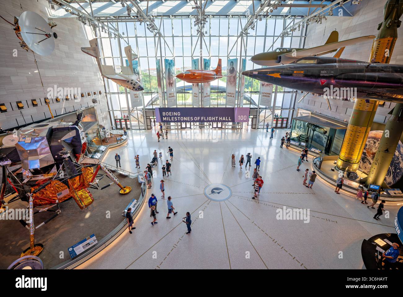 WASHINGTON DC - la Boeing Milestones of Flight Hall, recentemente rinnovata, espone aerei storici e veicoli spaziali allo Smithsonian National Air and Space Museum. La sala riaprì dopo estesi lavori di ristrutturazione per mostrare i risultati fondamentali nella storia dell'aviazione e dell'esplorazione spaziale. La Boeing Milestones of Flight Hall funge da galleria centrale del museo, con velivoli e veicoli spaziali che rappresentano momenti chiave nello sviluppo del volo. Lo Smithsonian National Air and Space Museum, fondato nel 1976, è il museo più visitato al mondo dedicato all'aviazione e all'esplorazione spaziale Foto Stock
