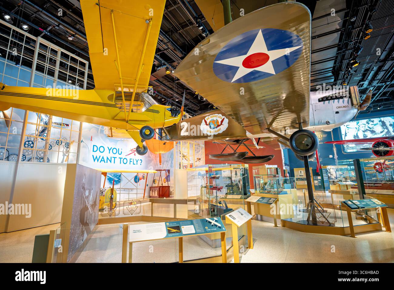 WASHINGTON DC - la mostra Barron Hilton Pioneers of Flight allo Smithsonian National Air and Space Museum esplora i pionieri dell'aviazione degli anni '1920 e '1930 che hanno superato i record e superato i confini tecnologici. La mostra esamina come questi pionieri dell'aviazione e della missilistica abbiano favorito una nuova cultura di "aeronavigabilità" che ha catturato l'immaginazione pubblica durante i primi decenni trasformisti dell'aviazione. Il National Air and Space Museum, fondato nel 1976, ospita la più grande collezione al mondo di aerei e veicoli spaziali storici. Il museo fa parte dello Smithsonian Institution e attrae Foto Stock
