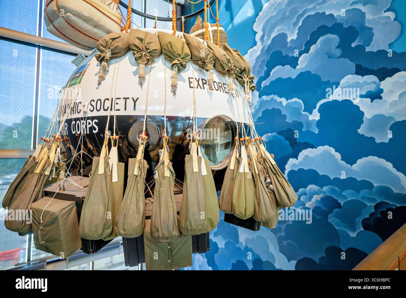 WASHINGTON DC - la gondola Explorer II, che ha raggiunto un'altitudine record mondiale di 72.395 piedi (22.066 metri) l'11 novembre 1935, è esposta nello Smithsonian National Air and Space Museum. I capitani dell'aviazione statunitense Albert Stevens e Orvil Anderson pilotarono la gondola in lega di magnesio pressurizzata nella stratosfera, dove raccolsero dati scientifici sull'atmosfera superiore utilizzando strumenti a bordo. Il loro record di altitudine ha resistito per 20 anni, segnando un risultato significativo nella mongolfiera ad alta quota e nella ricerca atmosferica. La gondola di 2,7 metri di diametro era progettata Foto Stock