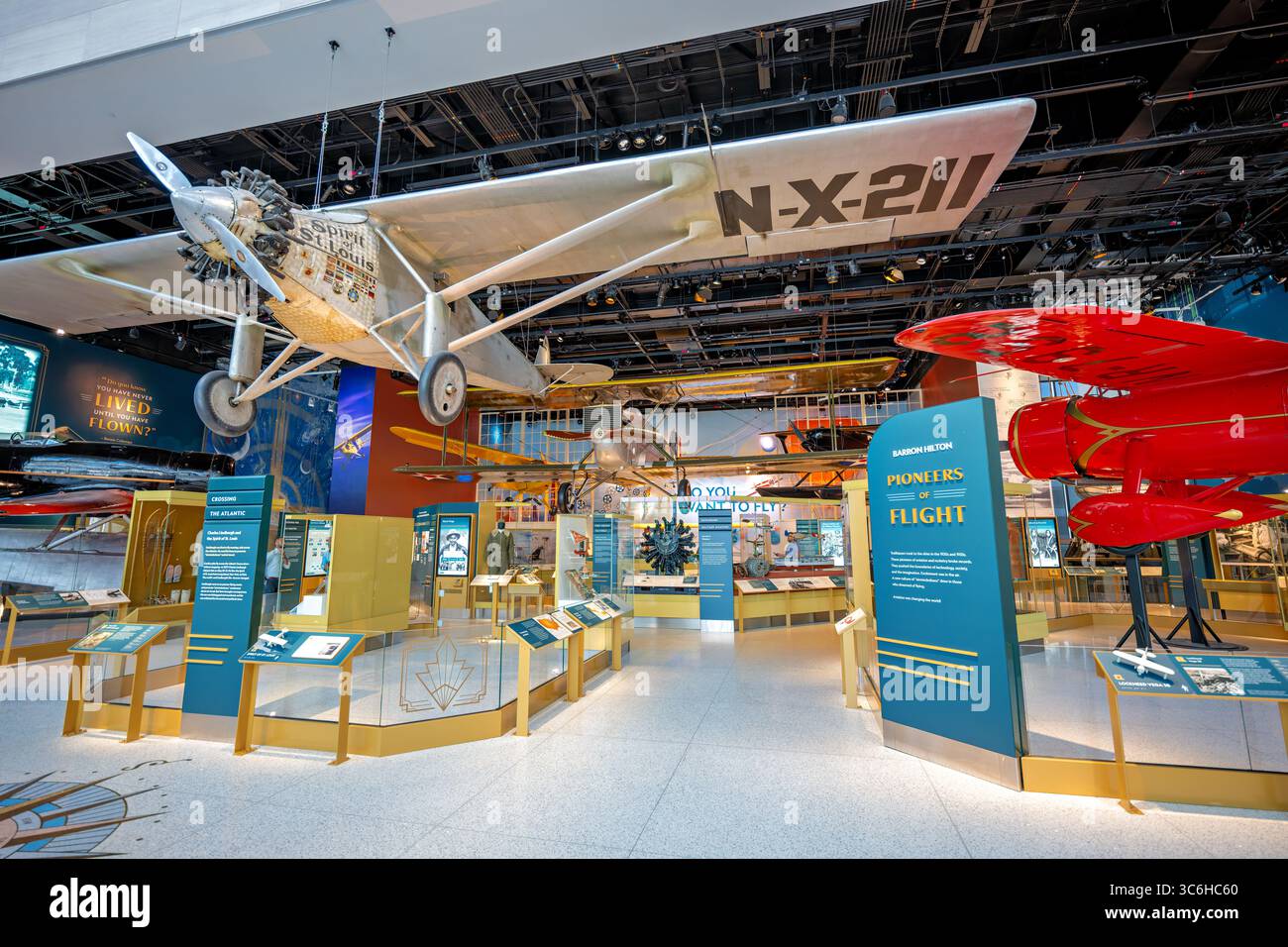 WASHINGTON DC - la mostra Barron Hilton Pioneers of Flight allo Smithsonian National Air and Space Museum esplora i pionieri dell'aviazione degli anni '1920 e '1930 che hanno superato i record e superato i confini tecnologici. La mostra esamina come questi pionieri dell'aviazione e della missilistica abbiano favorito una nuova cultura di "aeronavigabilità" che ha catturato l'immaginazione pubblica durante i primi decenni trasformisti dell'aviazione. Il National Air and Space Museum, fondato nel 1976, ospita la più grande collezione al mondo di aerei e veicoli spaziali storici. Il museo fa parte dello Smithsonian Institution e attrae Foto Stock