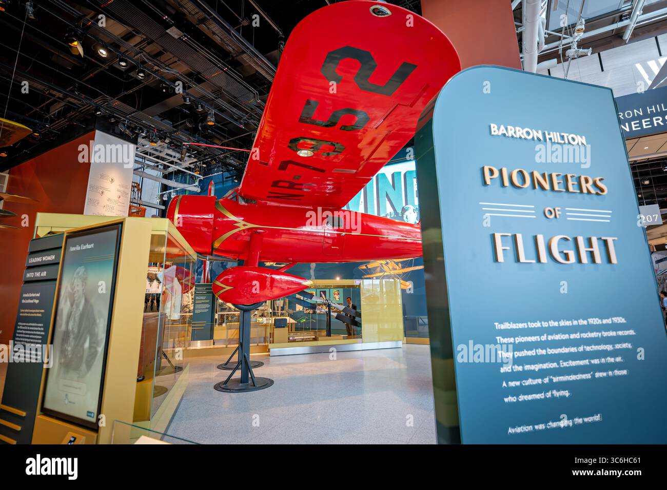 WASHINGTON DC - il Lockheed Vega 5B rosso di Amelia Earhart è esposto nella mostra Barron Hilton Pioneers of Flight allo Smithsonian National Air and Space Museum. Earhart utilizzò questo aereo per il suo storico volo transatlantico in solitaria nel 1932, diventando la seconda persona e la prima donna a volare da sola attraverso l'Oceano Atlantico. La mostra esplora i pionieri dell'aviazione degli anni '1920 e '1930 che hanno battuto record e superato i confini tecnologici durante i primi decenni di trasformazione dell'aviazione. Il National Air and Space Museum, fondato nel 1976, ospita la più grande collezione di oggetti storici del mondo Foto Stock