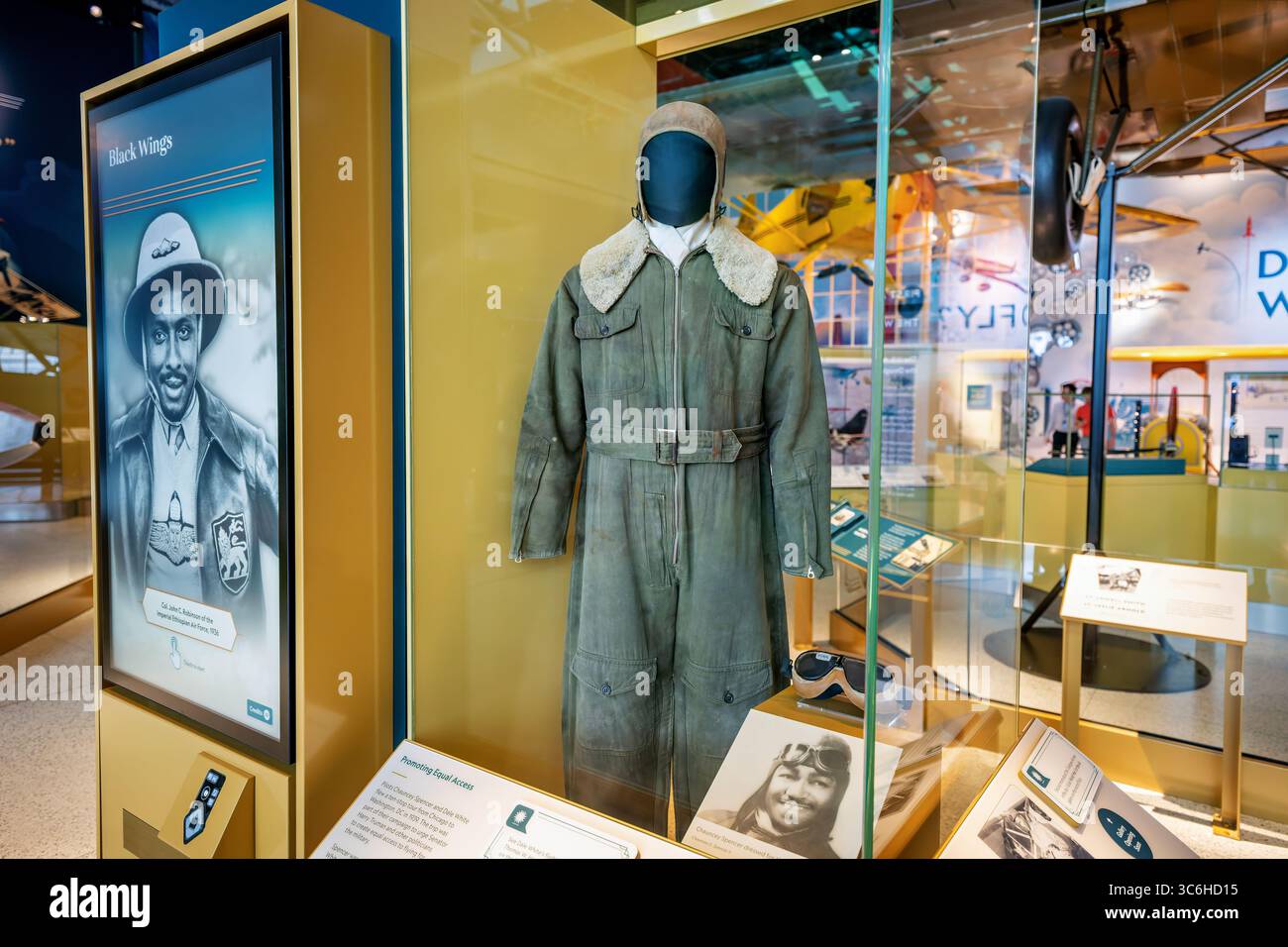 WASHINGTON DC - la tuta da volo e l'equipaggiamento di Chauncey Spencer del suo storico volo di fondo del 1939 sono esposti nello Smithsonian National Air and Space Museum. Spencer e il suo collega pilota Dale White fecero un tour di dieci fermate da Chicago a Washington, DC, su un biplano Lincoln-Page come parte della loro campagna per esortare il senatore Harry Truman e altri politici a creare pari accesso al volo per i militari. Spencer, un pilota acrobatico a cui fu negato l'addestramento in Virginia, si guadagnò le ali presso la Challenger Air Pilots' Association. La tuta di volo e l'equipaggiamento protettivo erano essenziali per l'ope Foto Stock