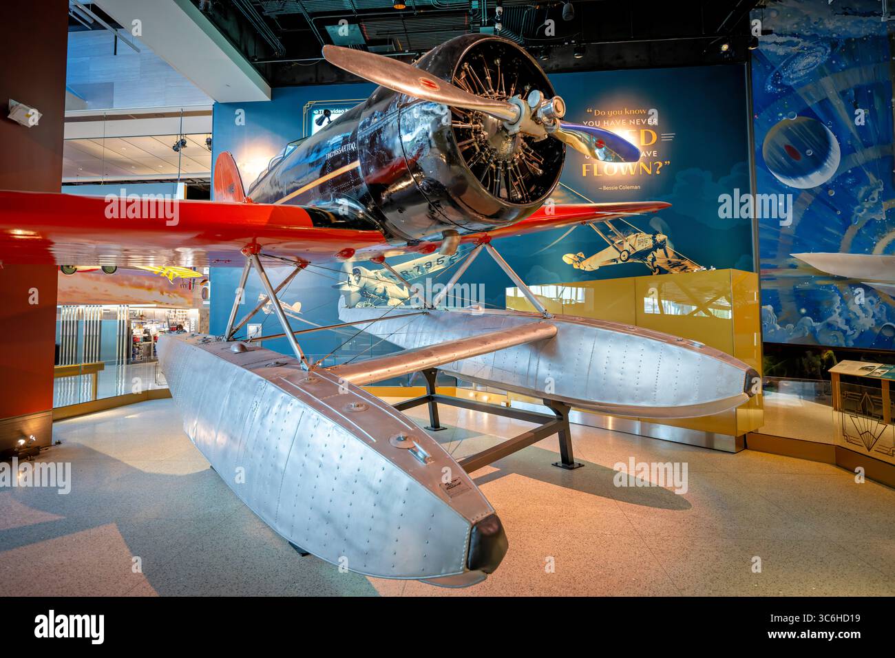 WASHINGTON DC - Tingmissartoq, il Lockheed Model 8 Sirius volato da Charles e Anne Morrow Lindbergh negli anni '1930, è esposto nella galleria Pioneers of Flight del National Air and Space Museum. L'aereo è stato chiamato da un ragazzo Inuk a Godthaab (ora Nuuk), in Groenlandia, con "Tingmissartoq" che significa "colui che vola come un grande uccello". I Lindberghs usarono questo idrovolante per due grandi spedizioni: Un viaggio del 1931 verso l'Oriente attraverso la Great Circle Route e un volo transatlantico del 1933 per la Pan American Airways che copriva 30.000 miglia attraverso quattro continenti e ventuno paesi. Il 19 Foto Stock
