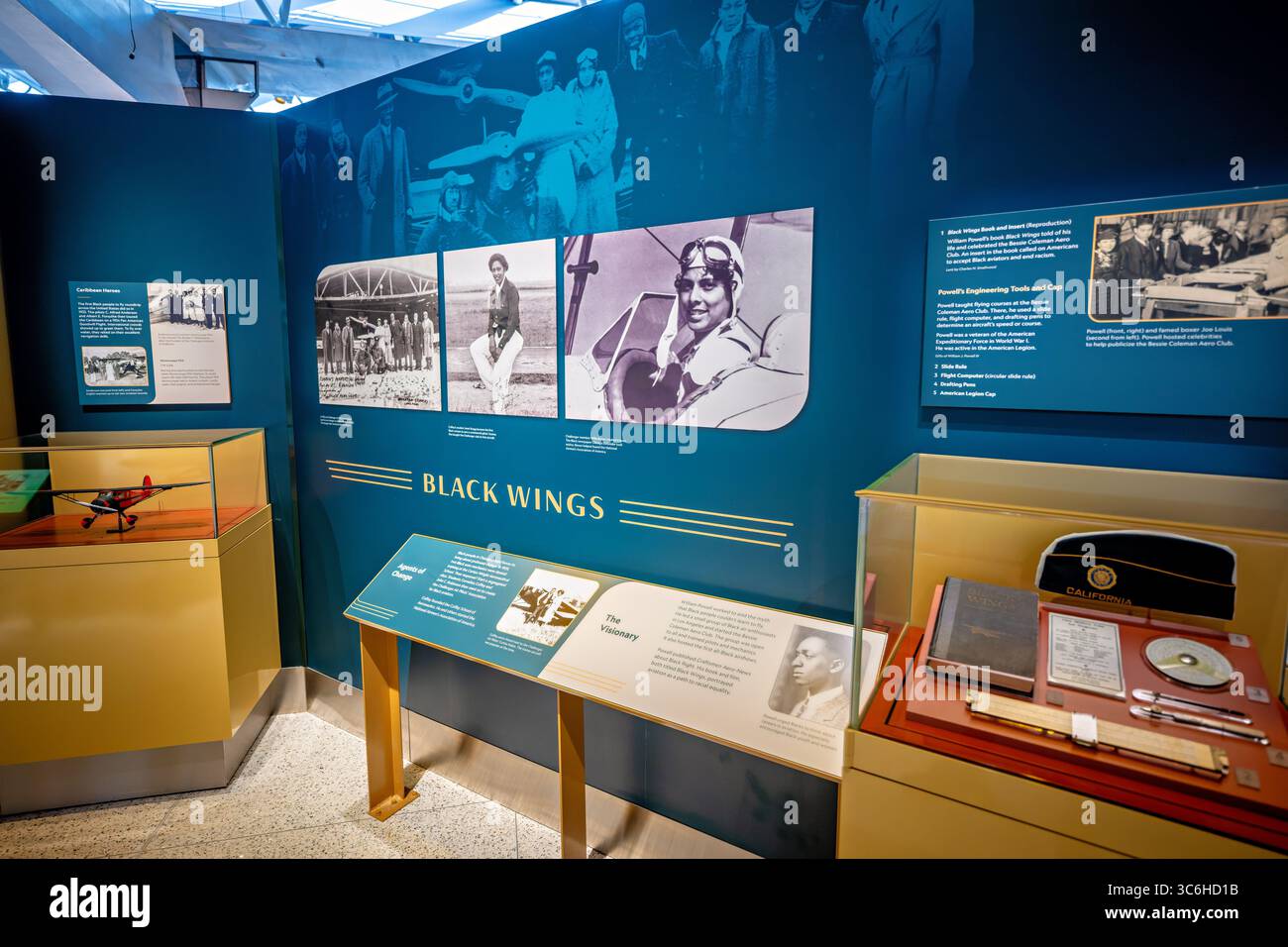 WASHINGTON DC - la mostra Black Wings nello Smithsonian National Air and Space Museum racconta gli aviatori afroamericani che hanno perseguito il volo nonostante la discriminazione e la segregazione durante gli anni '1920 e '1930 Il display descrive come i neri americani condividevano la passione della nazione per l'aviazione, ma affrontavano leggi e restrizioni che impedivano loro di addestrarsi come piloti e meccanici. I visionari formarono club volanti nelle loro città natale, con Los Angeles e Chicago che divennero i principali hub dove molti record setter guadagnarono le ali. La mostra mette in evidenza come i piloti neri hanno partecipato a spettacoli aerei e. Foto Stock