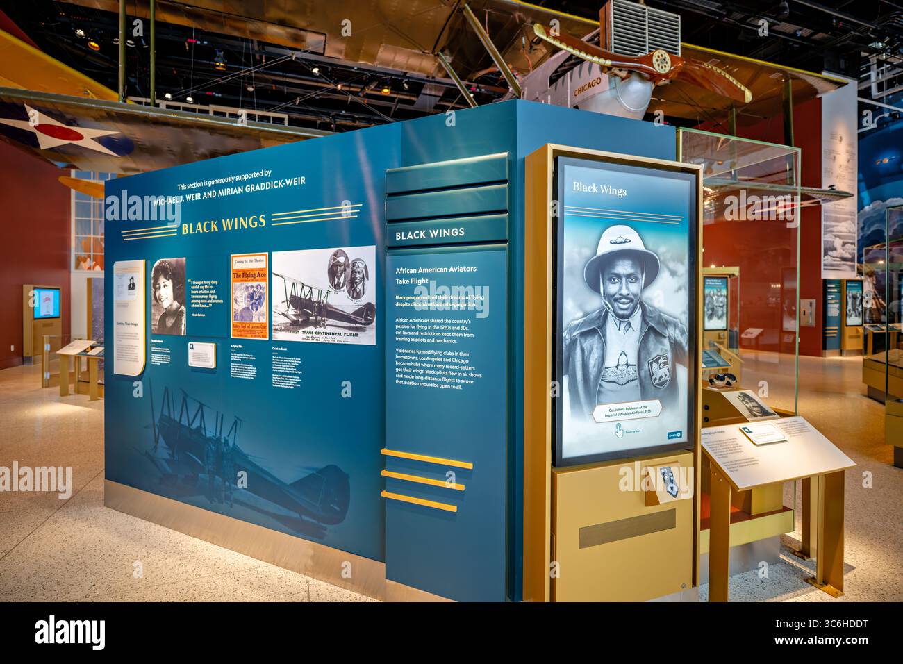 WASHINGTON DC - la mostra Black Wings nello Smithsonian National Air and Space Museum racconta gli aviatori afroamericani che hanno perseguito il volo nonostante la discriminazione e la segregazione durante gli anni '1920 e '1930 Il display descrive come i neri americani condividevano la passione della nazione per l'aviazione, ma affrontavano leggi e restrizioni che impedivano loro di addestrarsi come piloti e meccanici. I visionari formarono club volanti nelle loro città natale, con Los Angeles e Chicago che divennero i principali hub dove molti record setter guadagnarono le ali. La mostra mette in evidenza come i piloti neri hanno partecipato a spettacoli aerei e. Foto Stock
