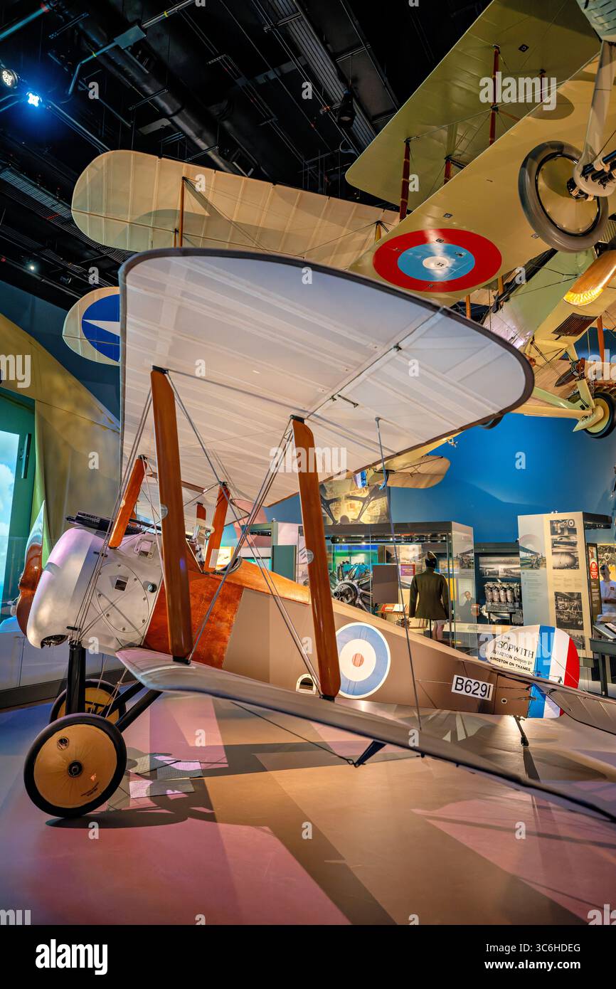 WASHINGTON DC — il Sopwith F.1 Camel Fighter Aircraft B6291 è esposto allo Smithsonian National Air and Space Museum come l'unico esemplare sopravvissuto costruito da Sopwith del caccia della prima guerra mondiale. Questo particolare velivolo servì con il No. 10 Squadron del Royal Naval Air Service durante la guerra. Il Camel fu introdotto dalla Gran Bretagna a metà del 1917 e divenne il velivolo da caccia alleato di maggior successo della prima guerra mondiale, accreditato per aver abbattuto più aerei nemici di qualsiasi altro aereo alleato. Nonostante fosse instabile e difficile da volare, richiedendo costante attenzione da parte del pilota, questa instabilità rese il Camel hi Foto Stock