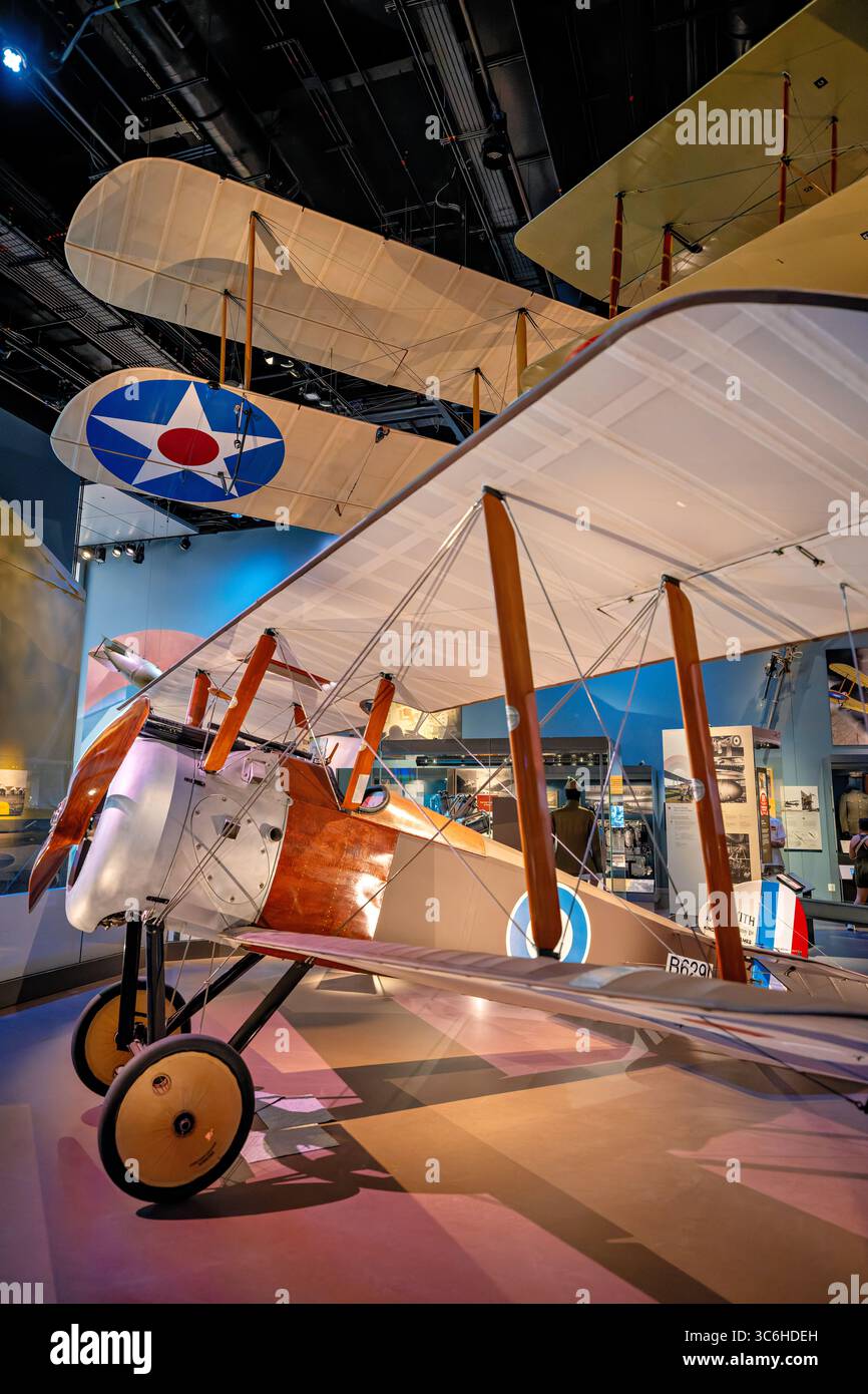 WASHINGTON DC — il Sopwith F.1 Camel Fighter Aircraft B6291 è esposto allo Smithsonian National Air and Space Museum come l'unico esemplare sopravvissuto costruito da Sopwith del caccia della prima guerra mondiale. Questo particolare velivolo servì con il No. 10 Squadron del Royal Naval Air Service durante la guerra. Il Camel fu introdotto dalla Gran Bretagna a metà del 1917 e divenne il velivolo da caccia alleato di maggior successo della prima guerra mondiale, accreditato per aver abbattuto più aerei nemici di qualsiasi altro aereo alleato. Nonostante fosse instabile e difficile da volare, richiedendo costante attenzione da parte del pilota, questa instabilità rese il Camel hi Foto Stock