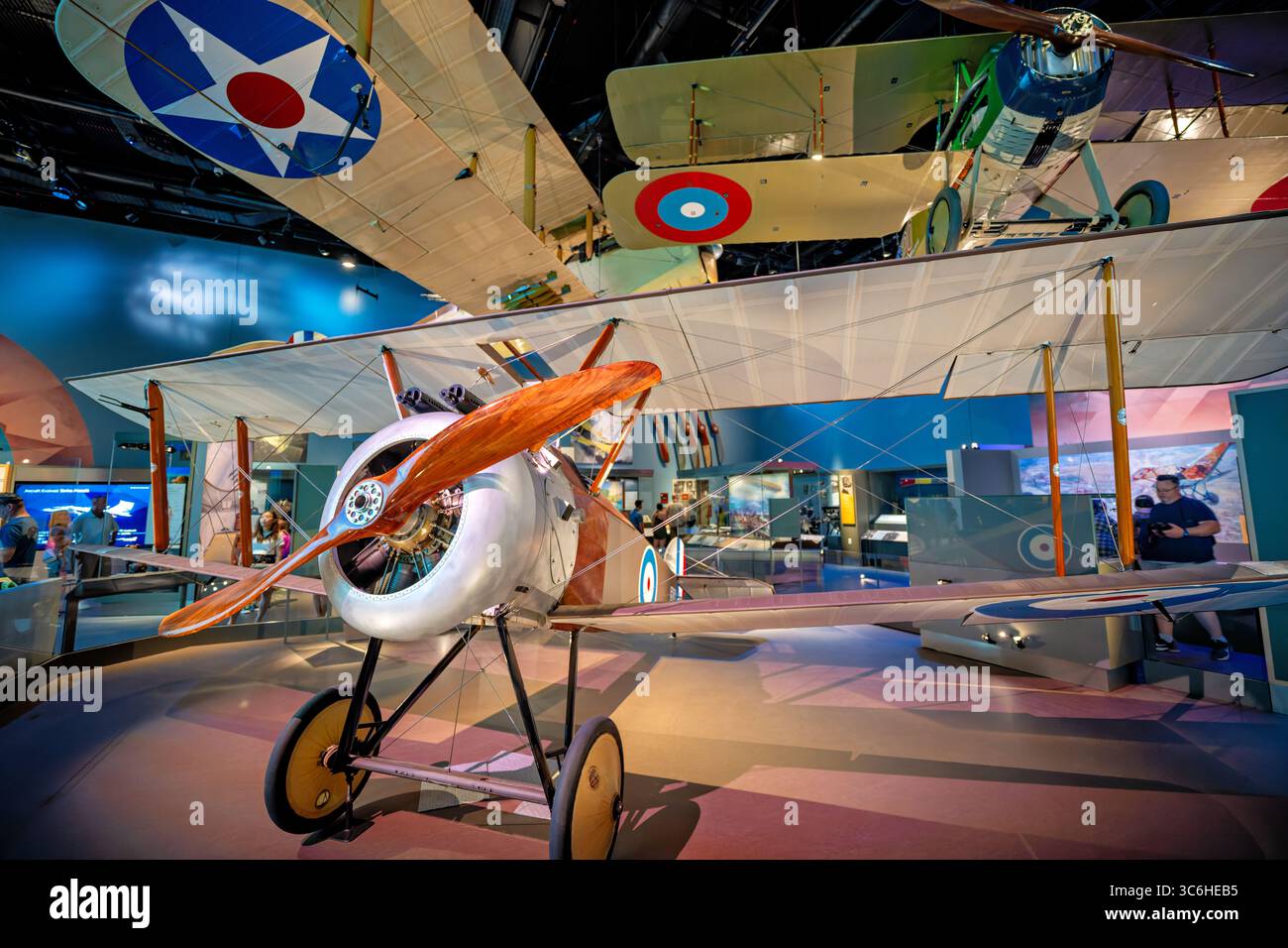 WASHINGTON DC — il Sopwith F.1 Camel Fighter Aircraft B6291 è esposto allo Smithsonian National Air and Space Museum come l'unico esemplare sopravvissuto costruito da Sopwith del caccia della prima guerra mondiale. Questo particolare velivolo servì con il No. 10 Squadron del Royal Naval Air Service durante la guerra. Il Camel fu introdotto dalla Gran Bretagna a metà del 1917 e divenne il velivolo da caccia alleato di maggior successo della prima guerra mondiale, accreditato per aver abbattuto più aerei nemici di qualsiasi altro aereo alleato. Nonostante fosse instabile e difficile da volare, richiedendo costante attenzione da parte del pilota, questa instabilità rese il Camel hi Foto Stock
