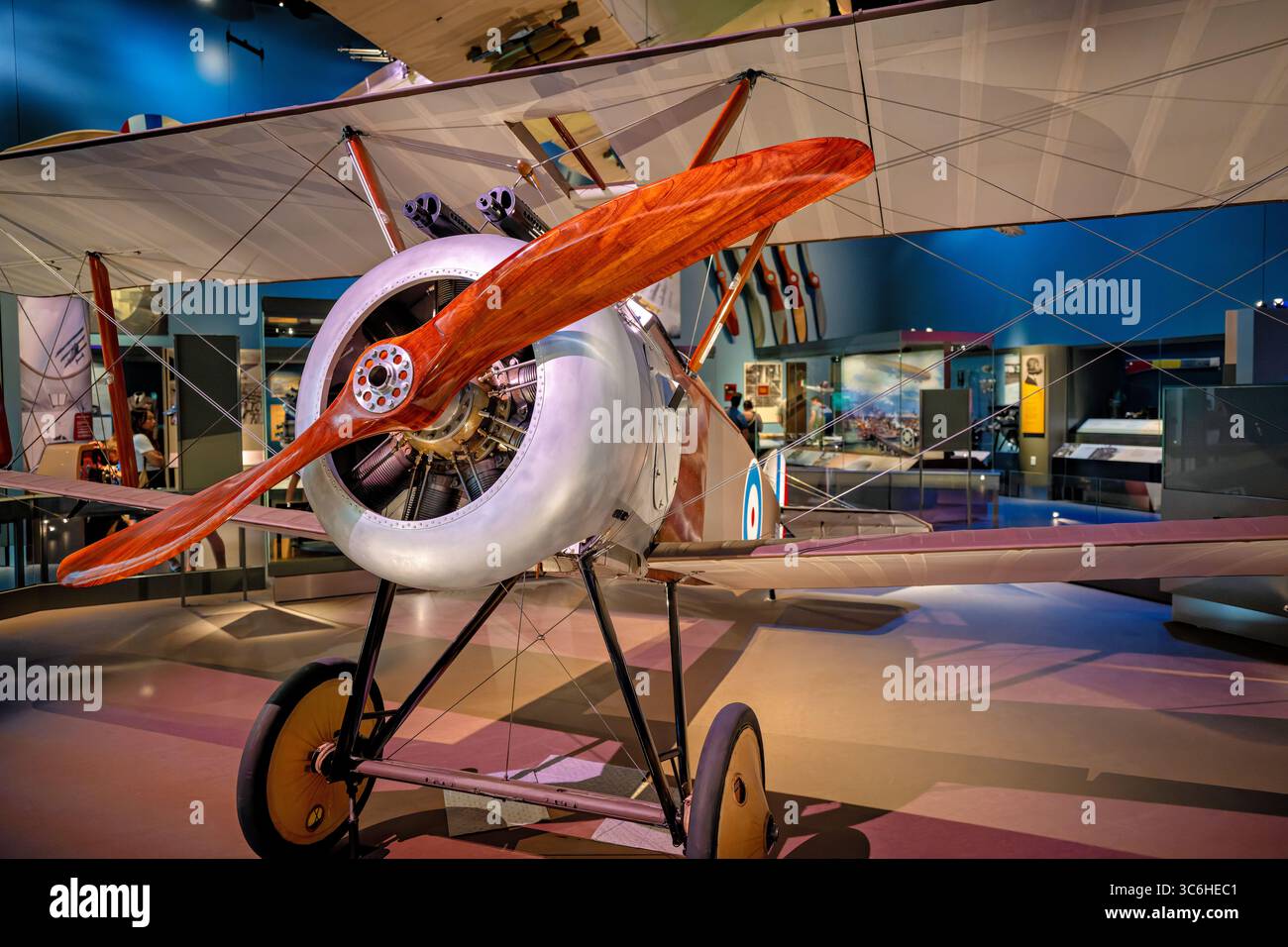 WASHINGTON DC — il Sopwith F.1 Camel Fighter Aircraft B6291 è esposto allo Smithsonian National Air and Space Museum come l'unico esemplare sopravvissuto costruito da Sopwith del caccia della prima guerra mondiale. Questo particolare velivolo servì con il No. 10 Squadron del Royal Naval Air Service durante la guerra. Il Camel fu introdotto dalla Gran Bretagna a metà del 1917 e divenne il velivolo da caccia alleato di maggior successo della prima guerra mondiale, accreditato per aver abbattuto più aerei nemici di qualsiasi altro aereo alleato. Nonostante fosse instabile e difficile da volare, richiedendo costante attenzione da parte del pilota, questa instabilità rese il Camel hi Foto Stock