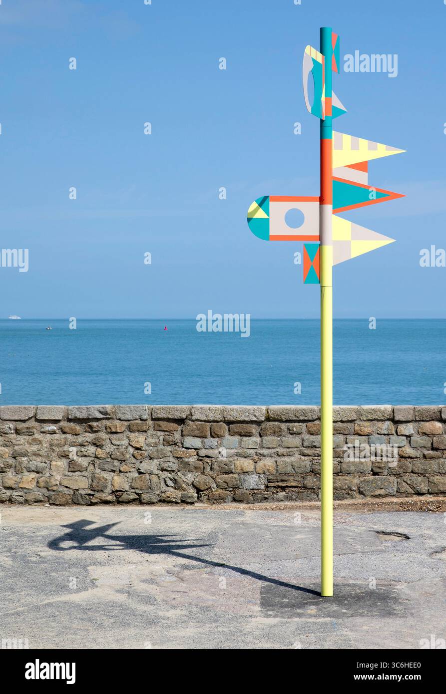 Una vista di una sezione dell'opera intitolata Dedication (to the Sea, to the Sea) dell'artista Céline Condorelli. Sculture a bandiera puntano verso il mare. Foto Stock