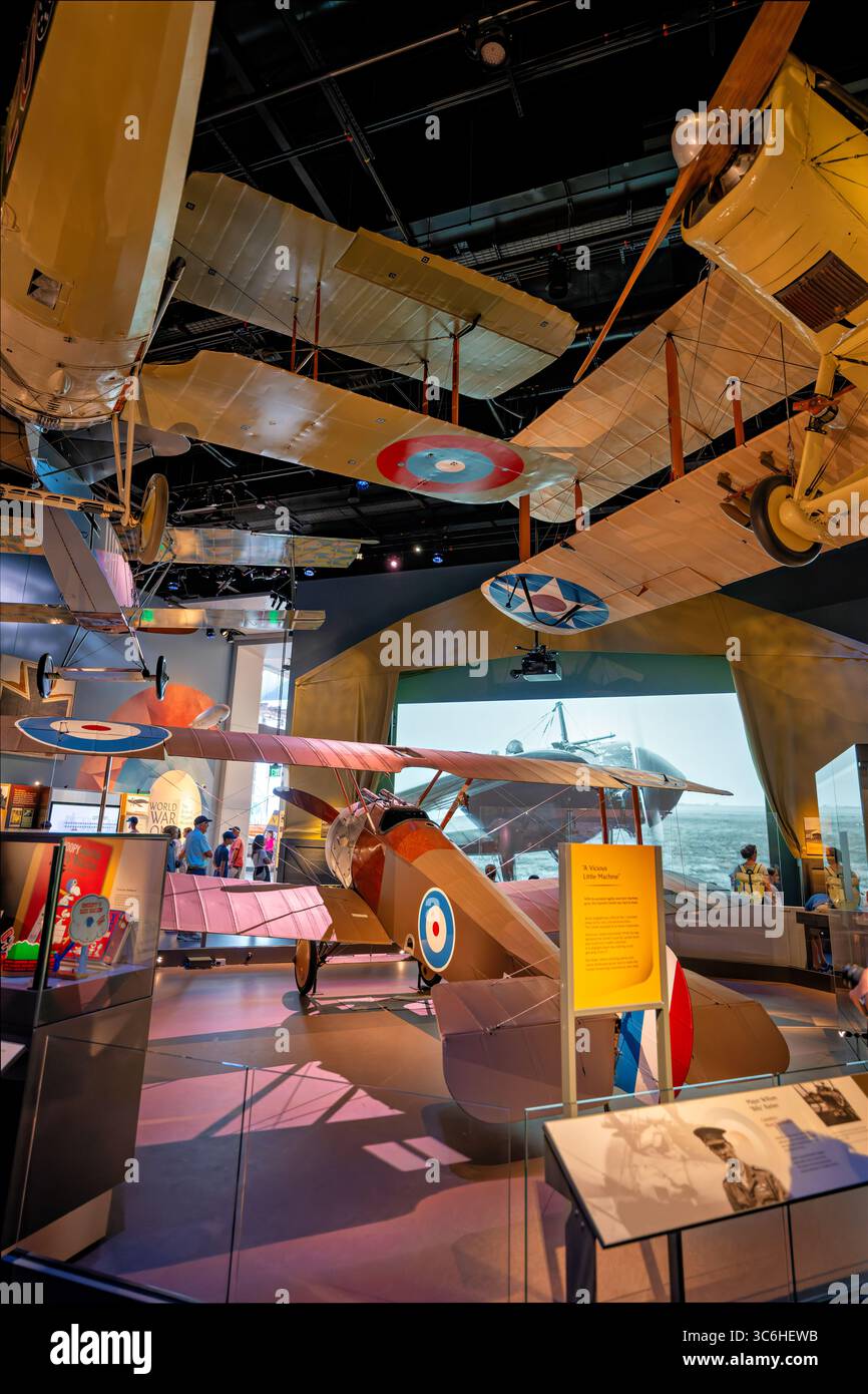 WASHINGTON DC - la nuova mostra sull'aviazione della prima Guerra Mondiale inaugurata allo Smithsonian National Air and Space Museum espone manufatti e aerei del conflitto del 1914-1918. La prima guerra mondiale segnò il primo grande uso militare degli aerei, trasformando l'aviazione da tecnologia sperimentale ad equipaggiamento militare essenziale entro quattro anni dal combattimento. Il National Air and Space Museum, fondato nel 1946 e aperto al pubblico nel 1976, ospita la più grande collezione al mondo di aerei e veicoli spaziali storici. Il museo fa parte dello Smithsonian Institution e attrae milioni di visitatori ann Foto Stock