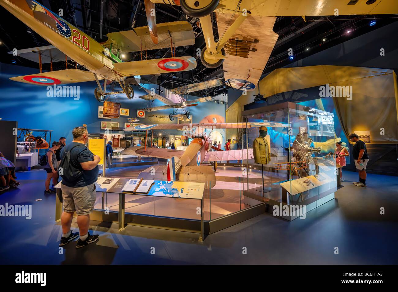 WASHINGTON DC - la nuova mostra sull'aviazione della prima Guerra Mondiale inaugurata allo Smithsonian National Air and Space Museum espone manufatti e aerei del conflitto del 1914-1918. La prima guerra mondiale segnò il primo grande uso militare degli aerei, trasformando l'aviazione da tecnologia sperimentale ad equipaggiamento militare essenziale entro quattro anni dal combattimento. Il National Air and Space Museum, fondato nel 1946 e aperto al pubblico nel 1976, ospita la più grande collezione al mondo di aerei e veicoli spaziali storici. Il museo fa parte dello Smithsonian Institution e attrae milioni di visitatori ann Foto Stock