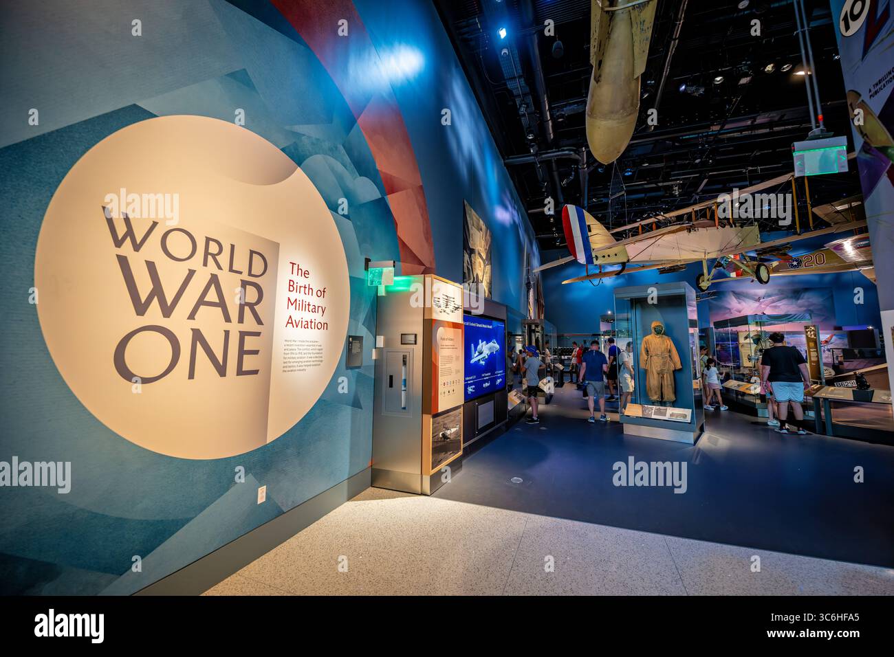 WASHINGTON DC - la nuova mostra sull'aviazione della prima Guerra Mondiale inaugurata allo Smithsonian National Air and Space Museum espone manufatti e aerei del conflitto del 1914-1918. La prima guerra mondiale segnò il primo grande uso militare degli aerei, trasformando l'aviazione da tecnologia sperimentale ad equipaggiamento militare essenziale entro quattro anni dal combattimento. Il National Air and Space Museum, fondato nel 1946 e aperto al pubblico nel 1976, ospita la più grande collezione al mondo di aerei e veicoli spaziali storici. Il museo fa parte dello Smithsonian Institution e attrae milioni di visitatori ann Foto Stock