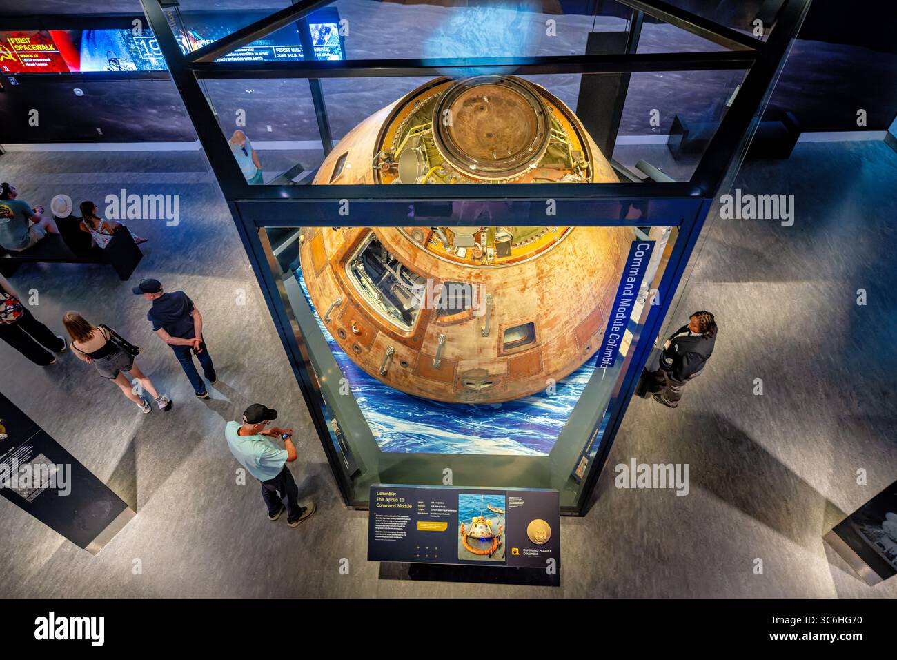 WASHINGTON DC - il modulo di comando dell'Apollo 11 è esposto nella mostra Destination Moon allo Smithsonian National Air and Space Museum, con una proiezione della famosa fotografia di Earthrise visibile sopra. Il modulo di comando, ufficialmente chiamato Columbia, portò gli astronauti Neil Armstrong, Buzz Aldrin e Michael Collins sulla Terra dopo la prima missione di atterraggio lunare nel luglio 1969. L'immagine di Earthrise fu catturata dall'astronauta dell'Apollo 8 William Anders nel dicembre 1968 durante la prima missione dell'umanità con equipaggio in orbita attorno alla Luna. La mostra Destination Moon esplora la storia dell'explora lunare Foto Stock